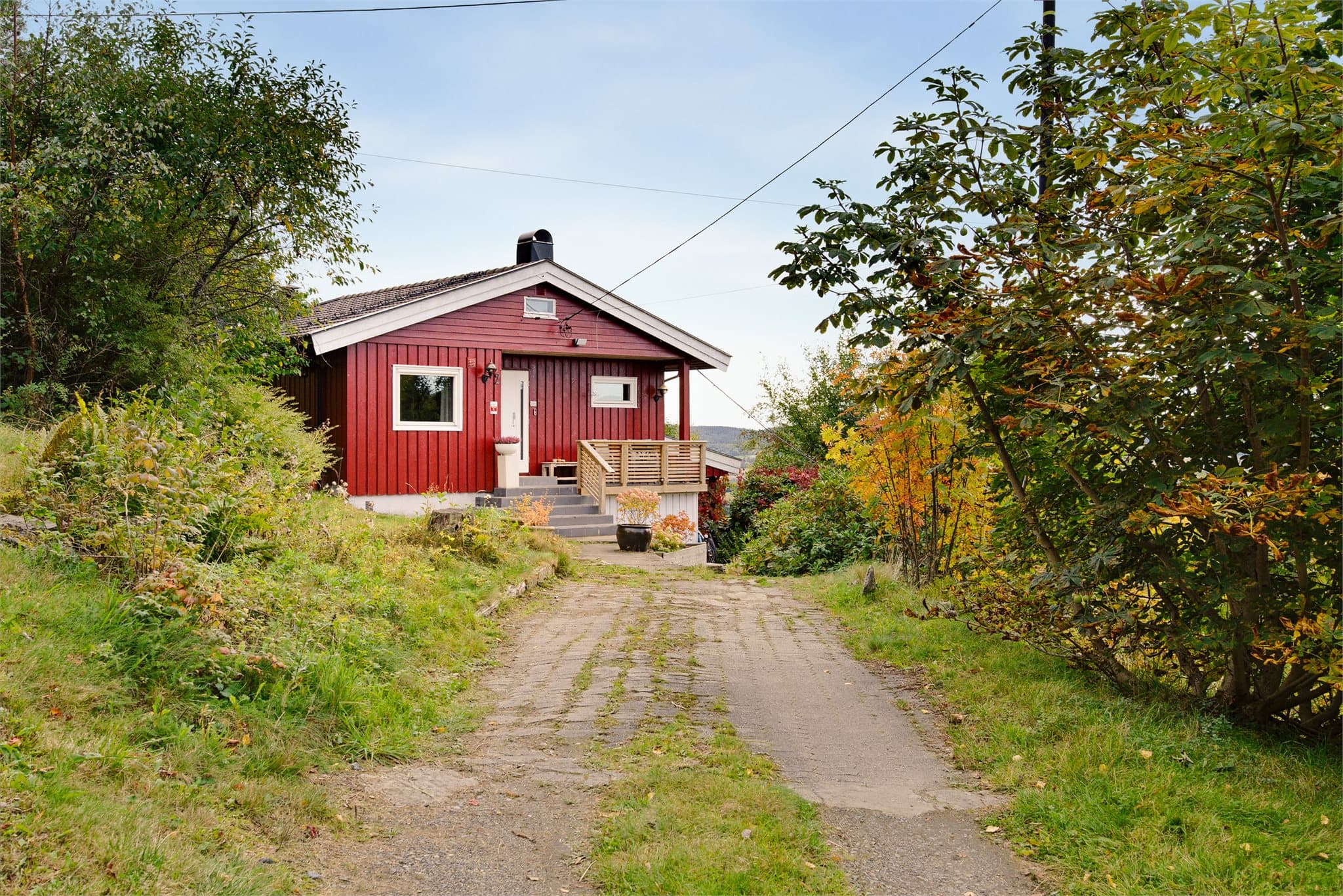 Det er gode parkeringsmuligheter på gårdsplassen eller i dobbelgarasje nedenfor boligen.