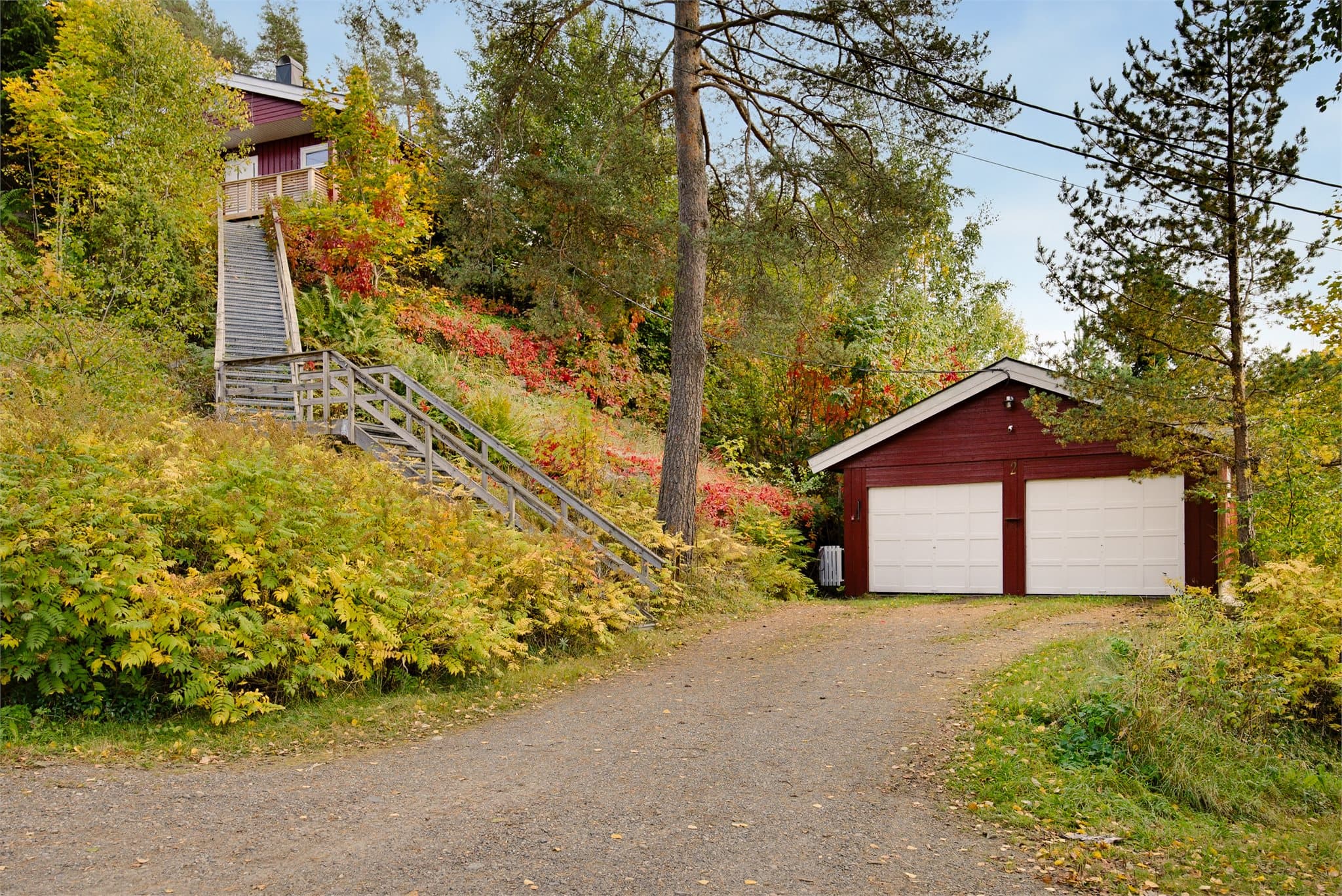 Dobbelgarasje på ca. 37 m² med elektriske garasjeporter og to elbilladere.