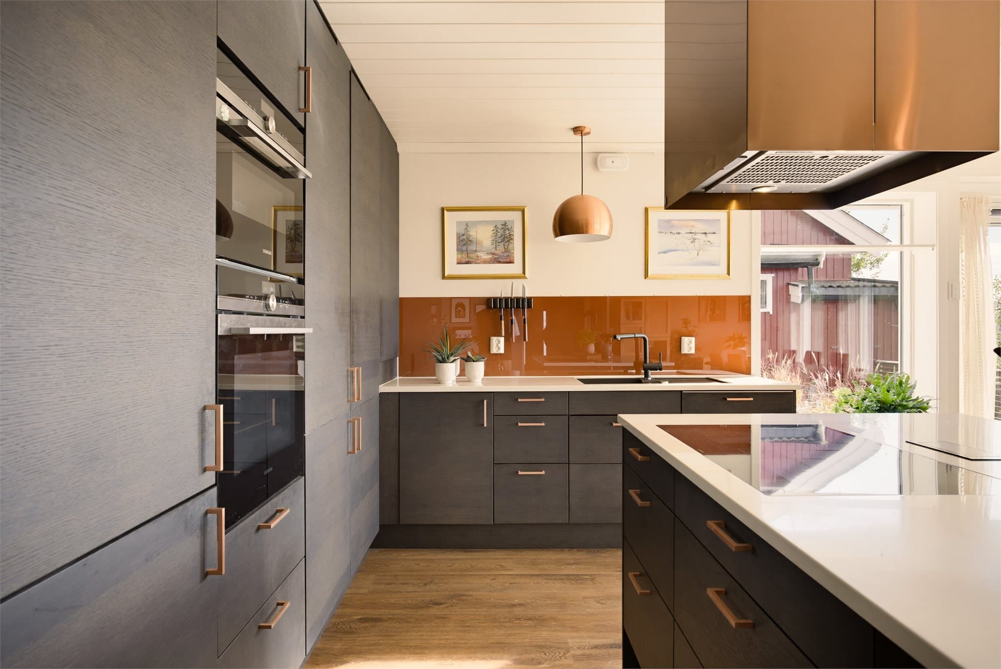Kjøkkenet har innredning fra Sigdal med glatte fronter og "Corian" benkeplate.