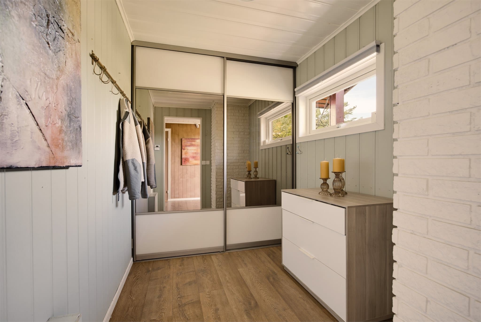 Det første som møter deg er en praktisk entre med skyvedørsgarderobe.