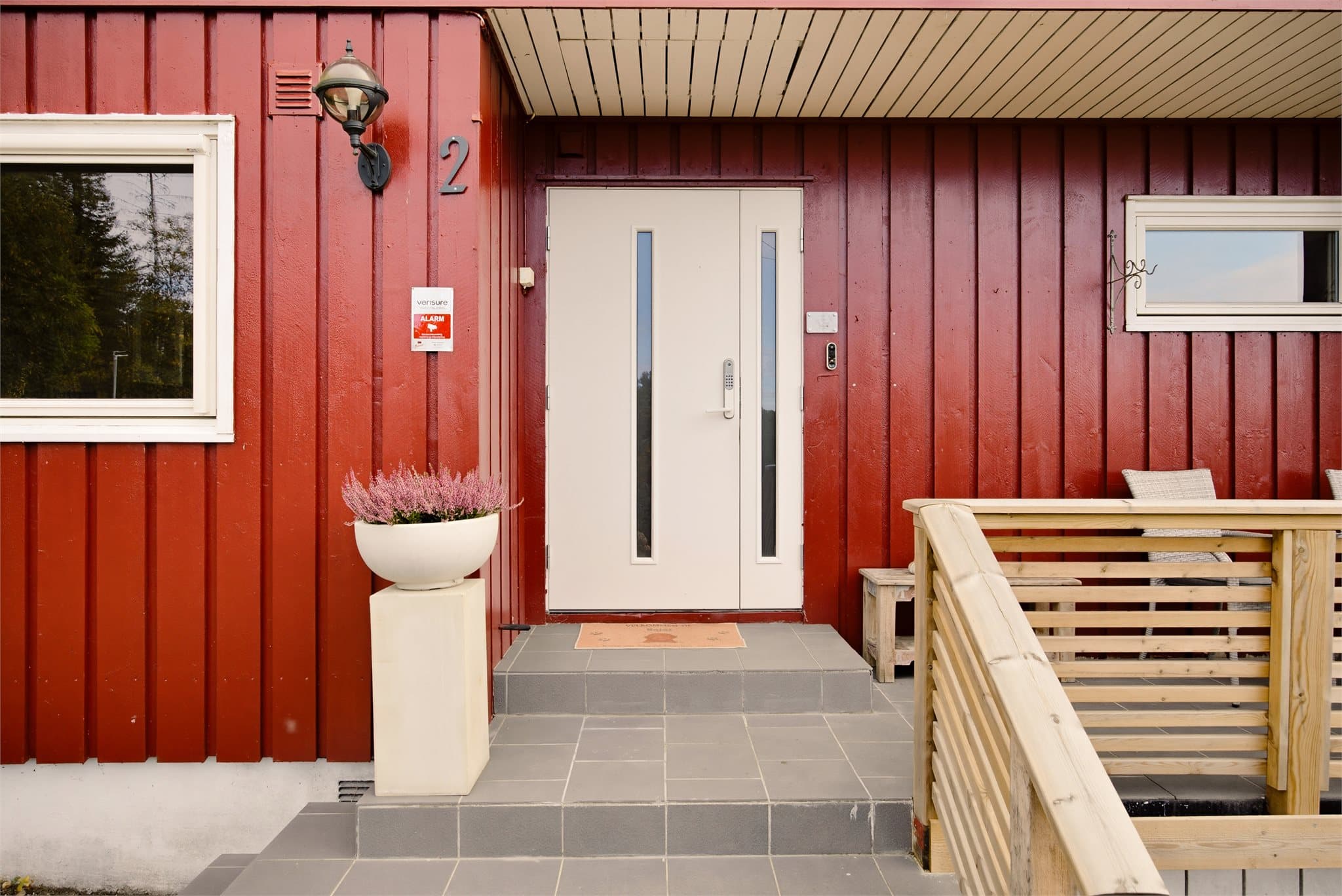 Hyggelig inngangsparti med plass til en liten sittegruppe.