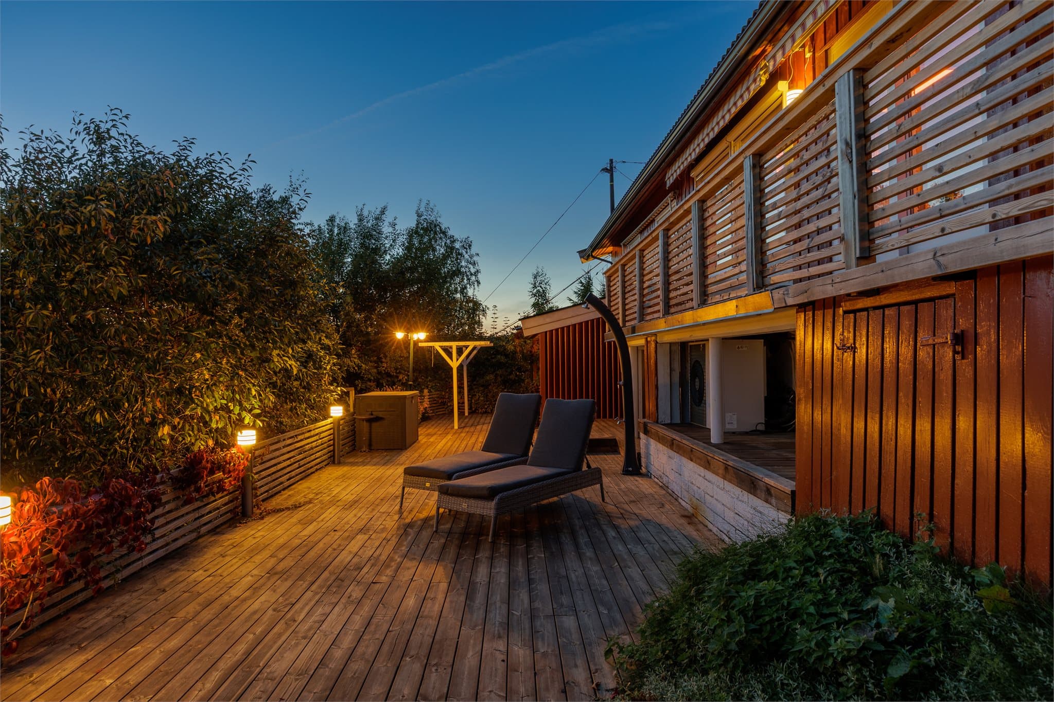 Underetasjen har i tillegg en terrasse på ca. 48 m² med direkte adkomst fra soverommet.