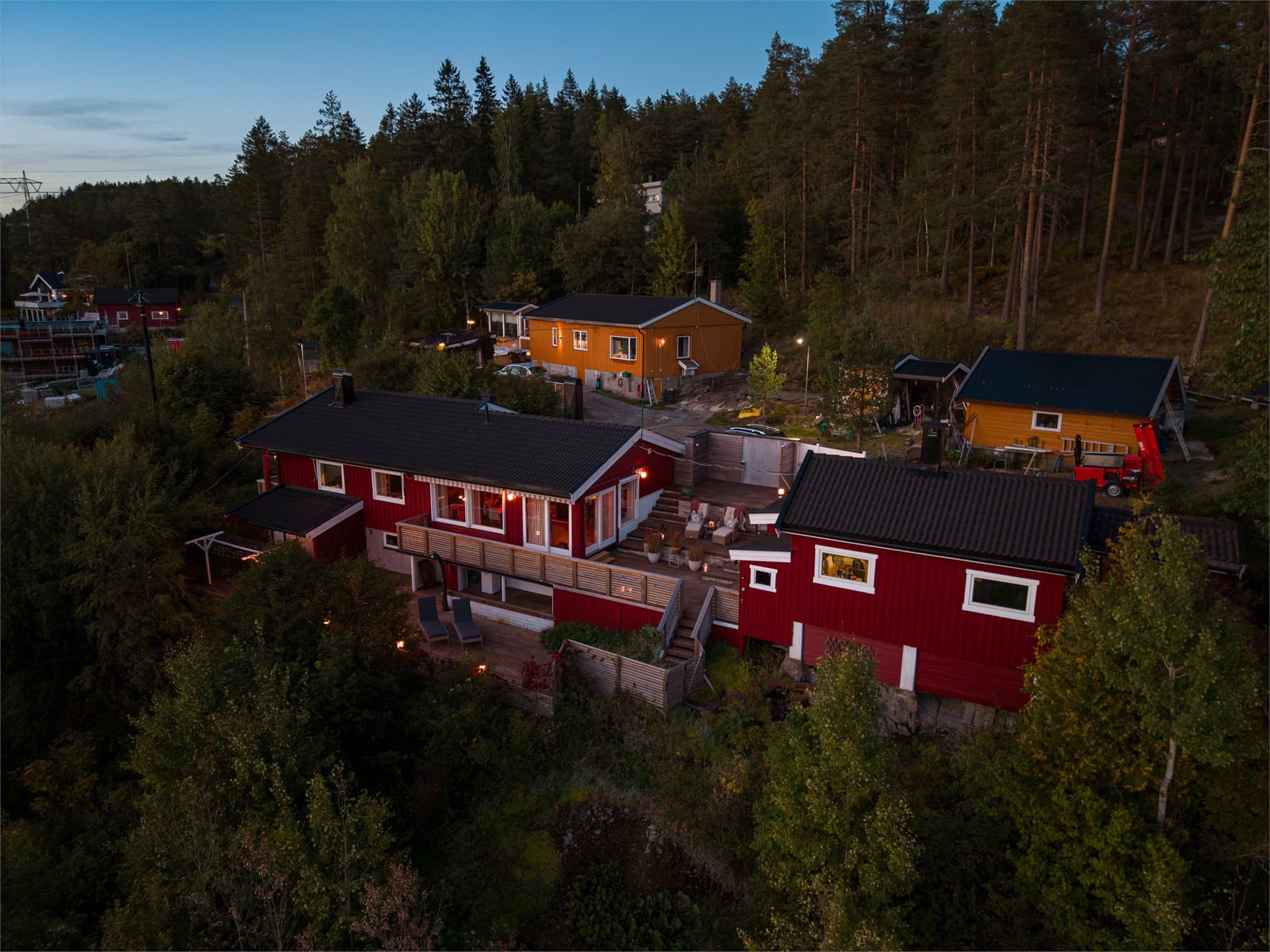 Eiendommen har i tillegg et anneks/uthus med kontor og tre boder, en dobbelgarasje, samt en separat garasje.