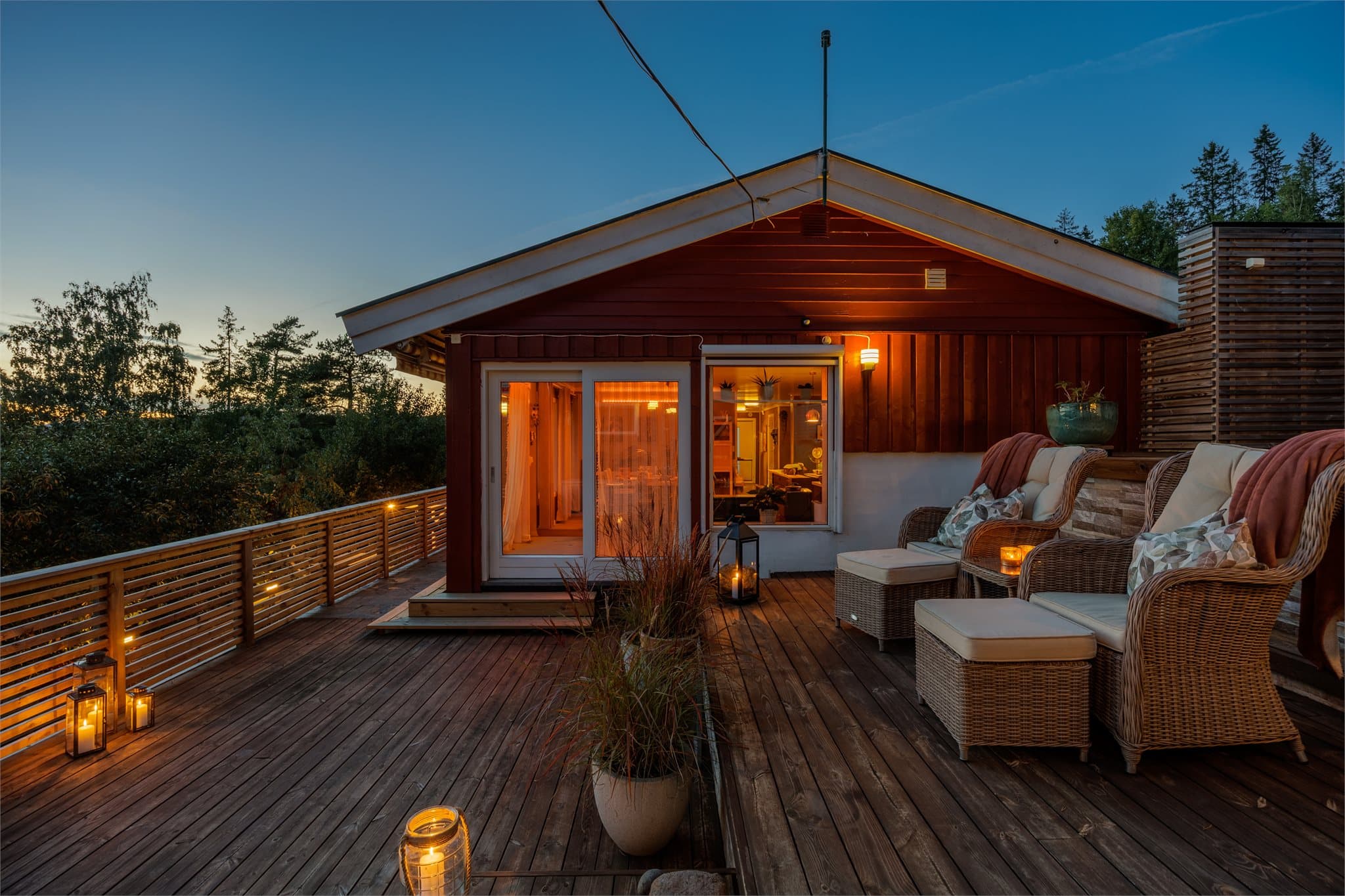 Ute får du hele 151 m² terrasseareal med fantastisk utsikt fordelt over flere soner.