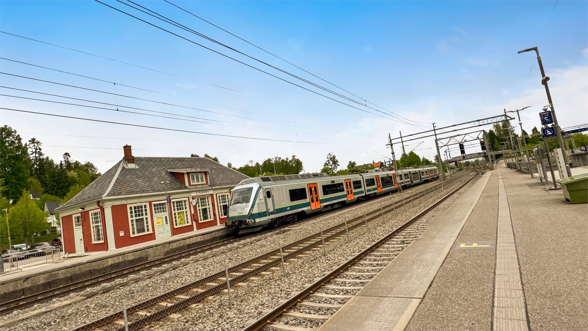 Kort vei til Strømmen togstasjon.