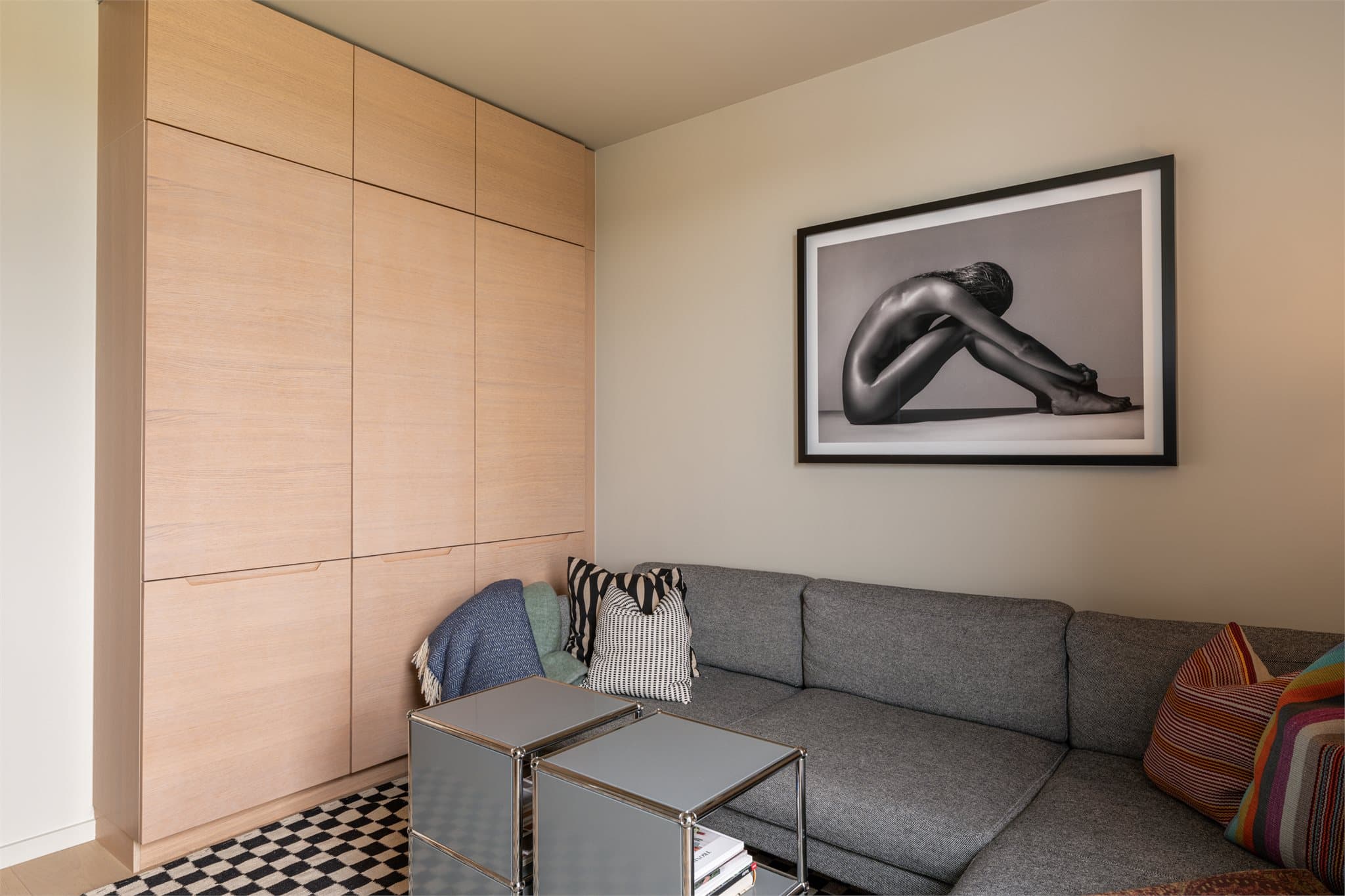 Plassbygde skap gir rikelig med skjult oppbevaringsplass.