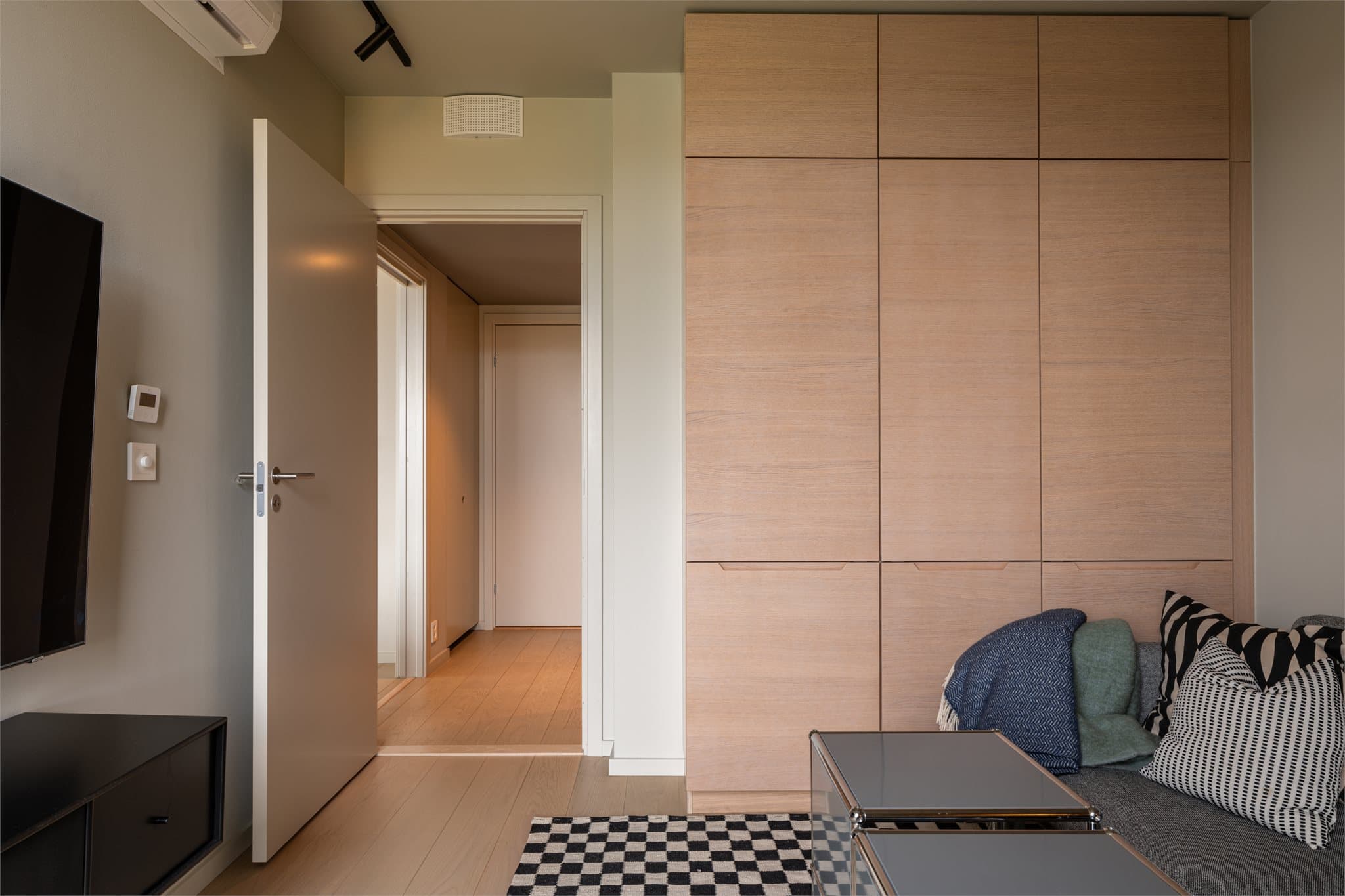 Rommet er fleksibelt og kan benyttes som soverom, gjesterom eller kontor etter behov.