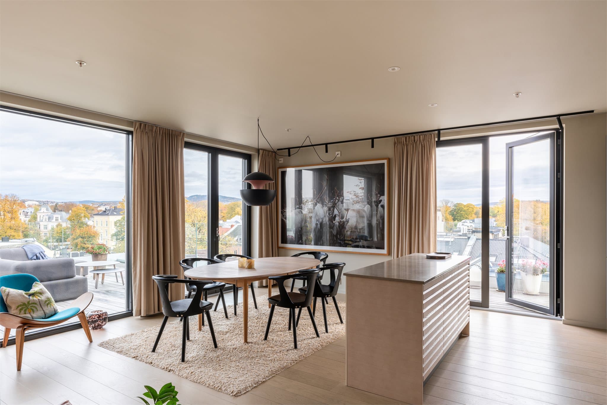 Dette er en moderne leilighet fra 2022 i det eksklusive prosjektet Sommerrokvartalet. Boligen inneholder attraktive fasiliteter samt gjennomgående høy standard og kvalitet.