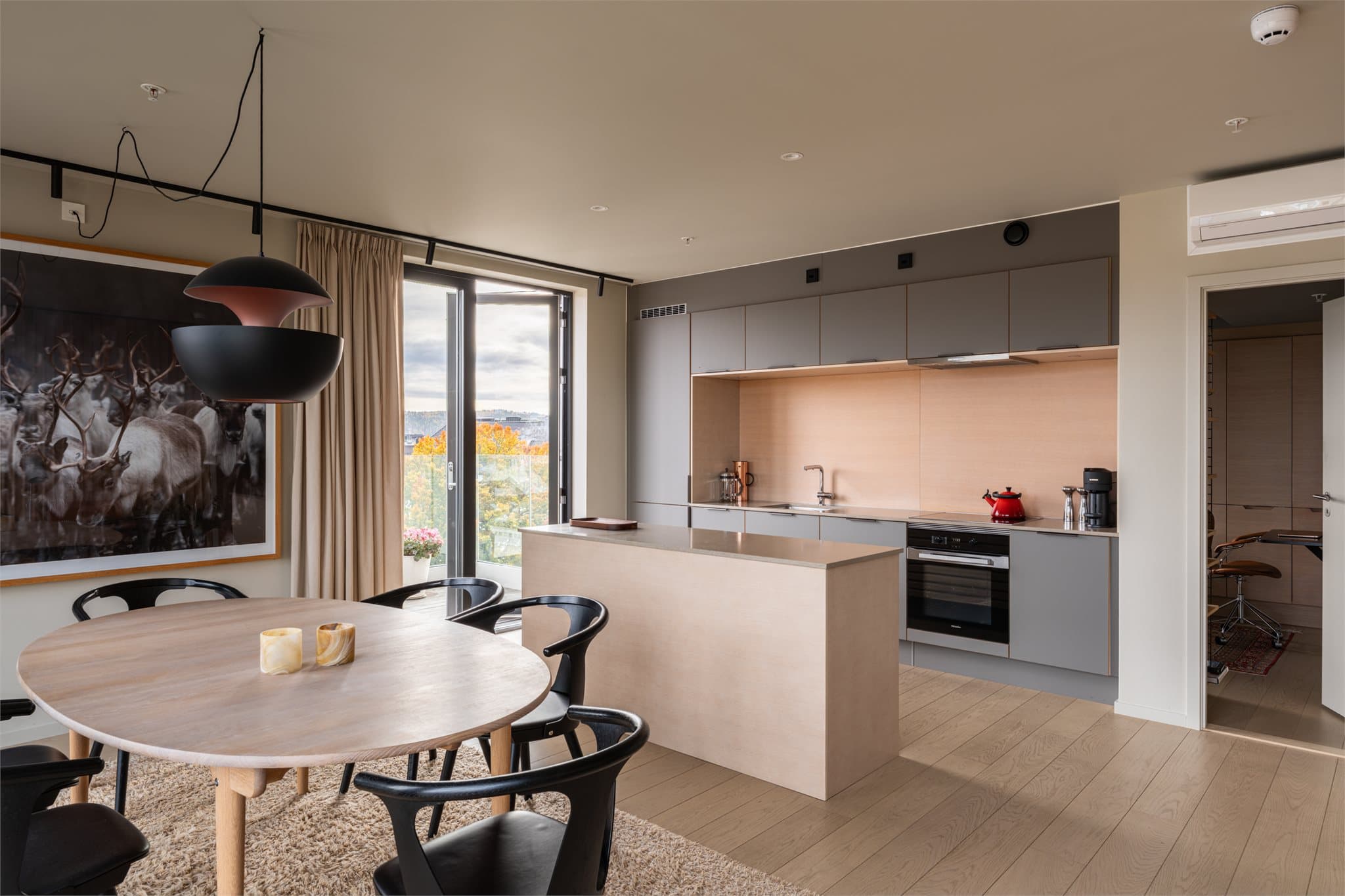 Den åpne stue- og kjøkkenløsningen gir en sosial sone med utgang til både takhagen(40,5 m²) og en separat balkong (8,8 m²).