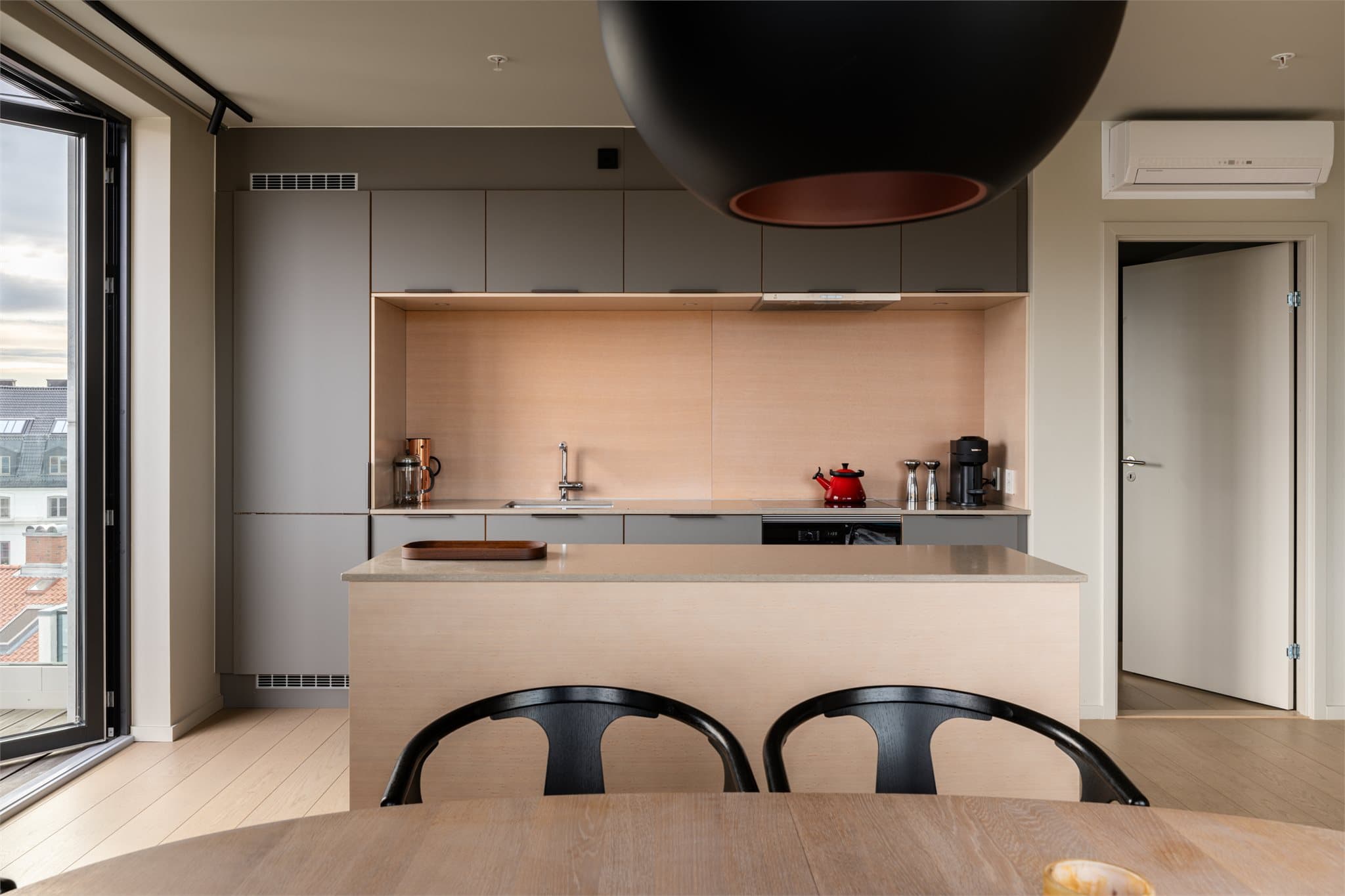 Kjøkkenøya gir ekstra oppbevaring og fungerer som en sosial samlingsplass.