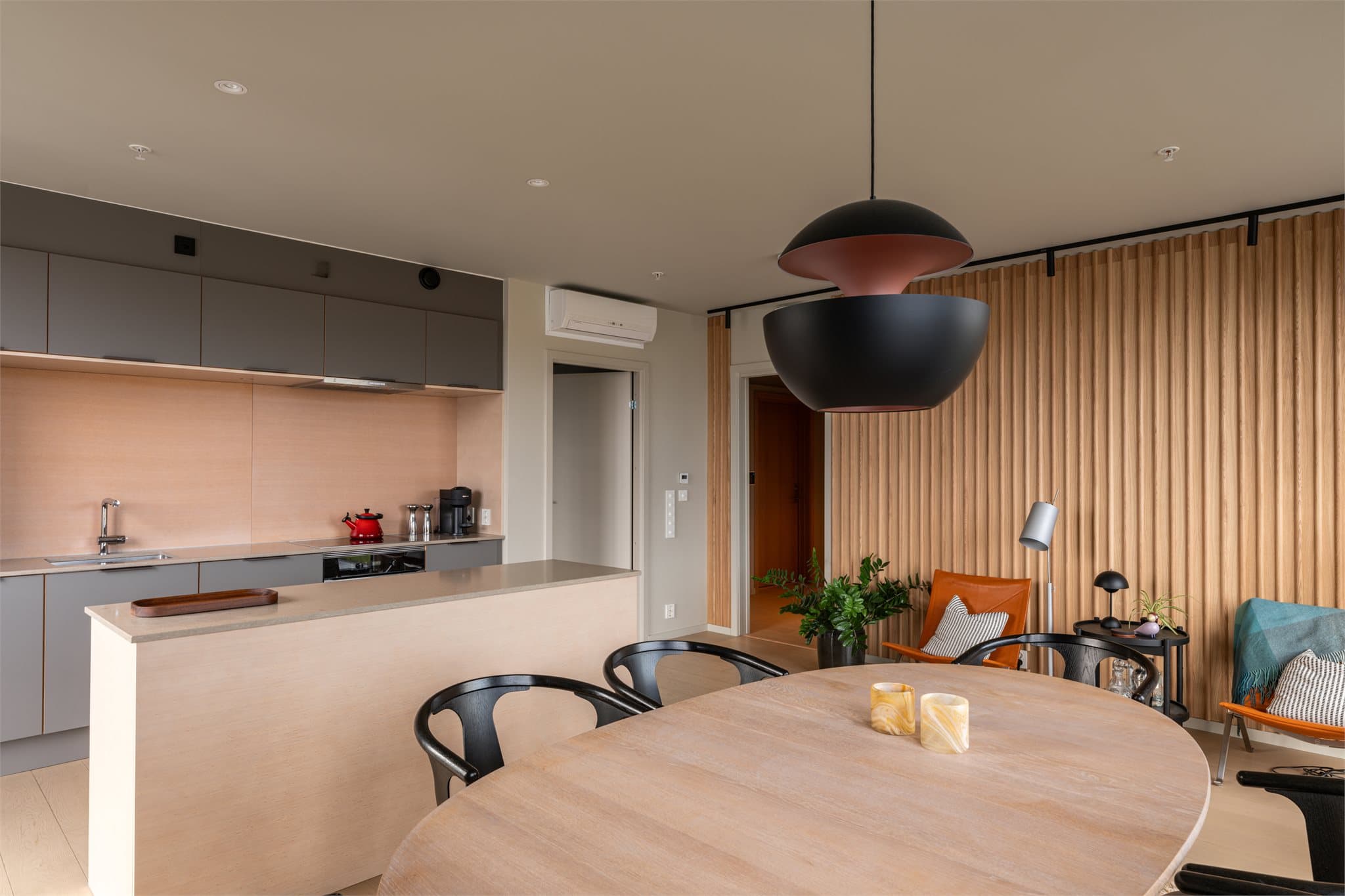 Leiligheten har et moderne kjøkken fra HTH med slette fronter og en eksklusiv benkeplate i Cæsarstone.