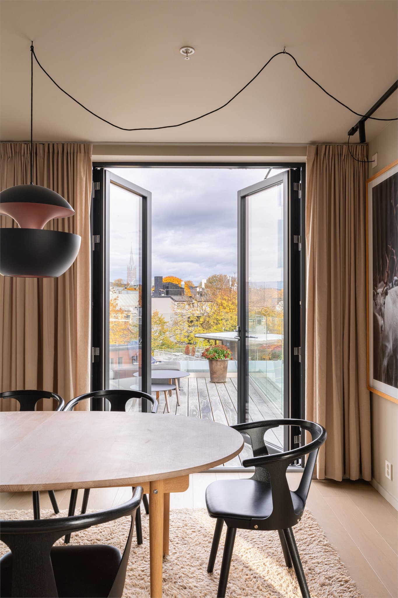 Fra stuesonen er det utgang til den private takhagen.