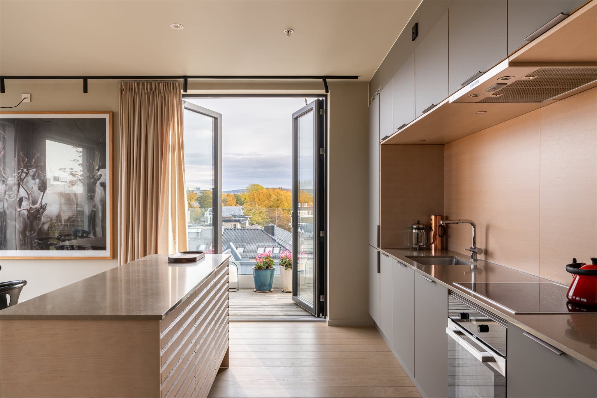 Fra kjøkkenet er det direkte utgang til en hyggelig balkong, perfekt for morgenkaffen.