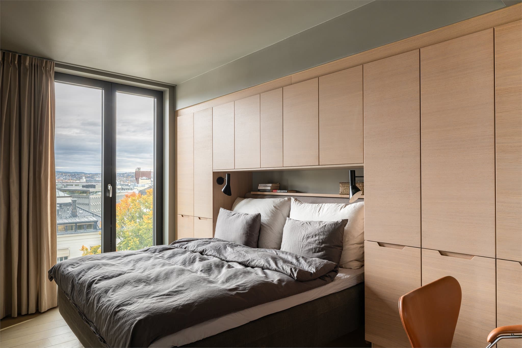 Hovedsoverommet har en smart, plassbygd innredning som utnytter plassen optimalt med oppbevaring rundt sengen.