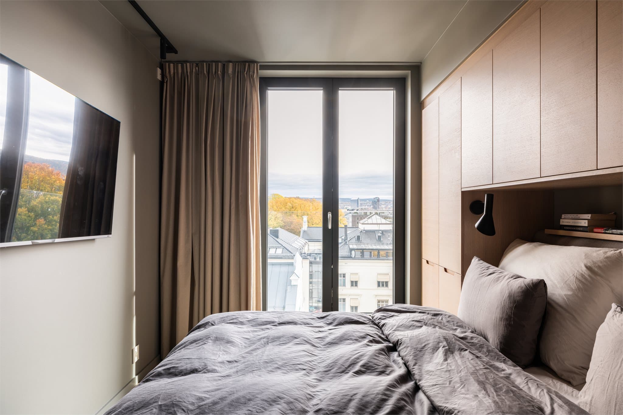 Fra sengen kan du nyte utsikten over byens tak.