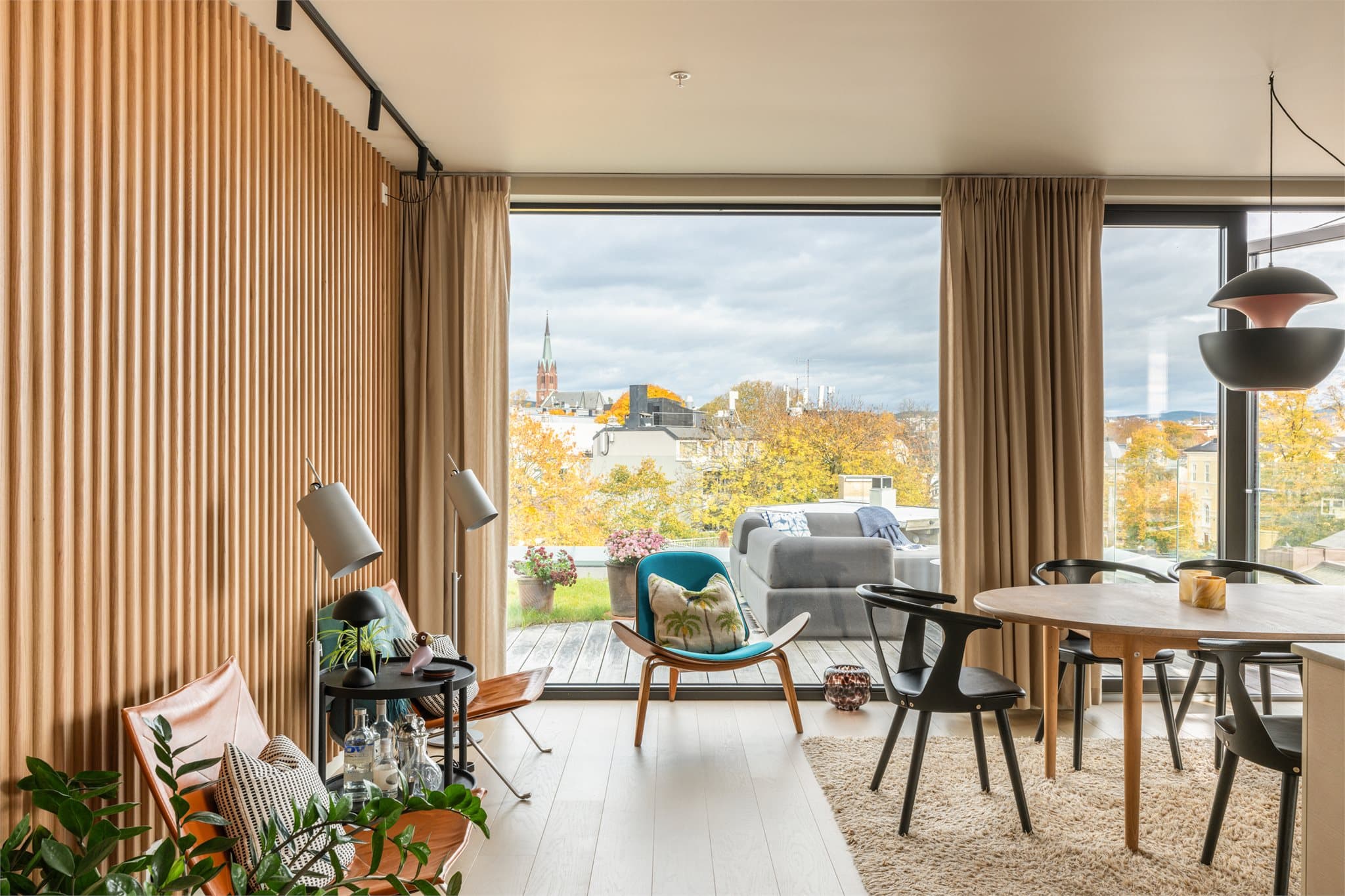 Leiligheten fremstår særdeles gjennomført i elegant nordisk stil, tegnet av LPO arkitekter.