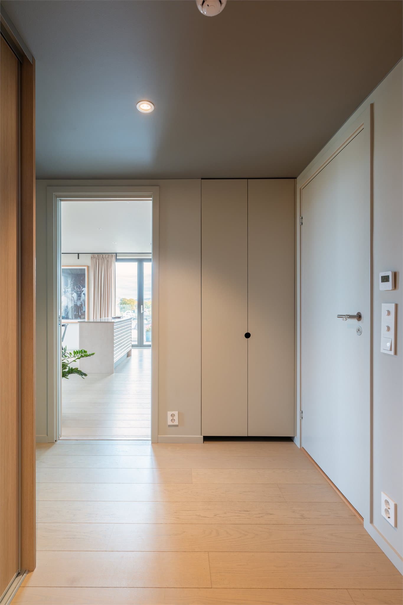 Entréen holder en gjennomgående høy standard, hvor lune materialvalg og vannbåren gulvvarme skaper en varm og behagelig velkomst.