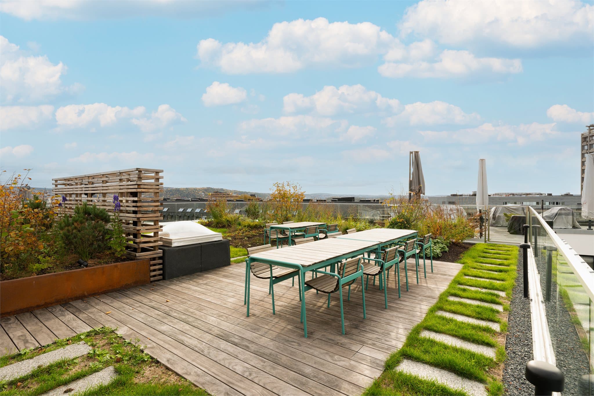 I tillegg til private uteplasser har sameiet en felles takterrasse med flere sosiale soner.