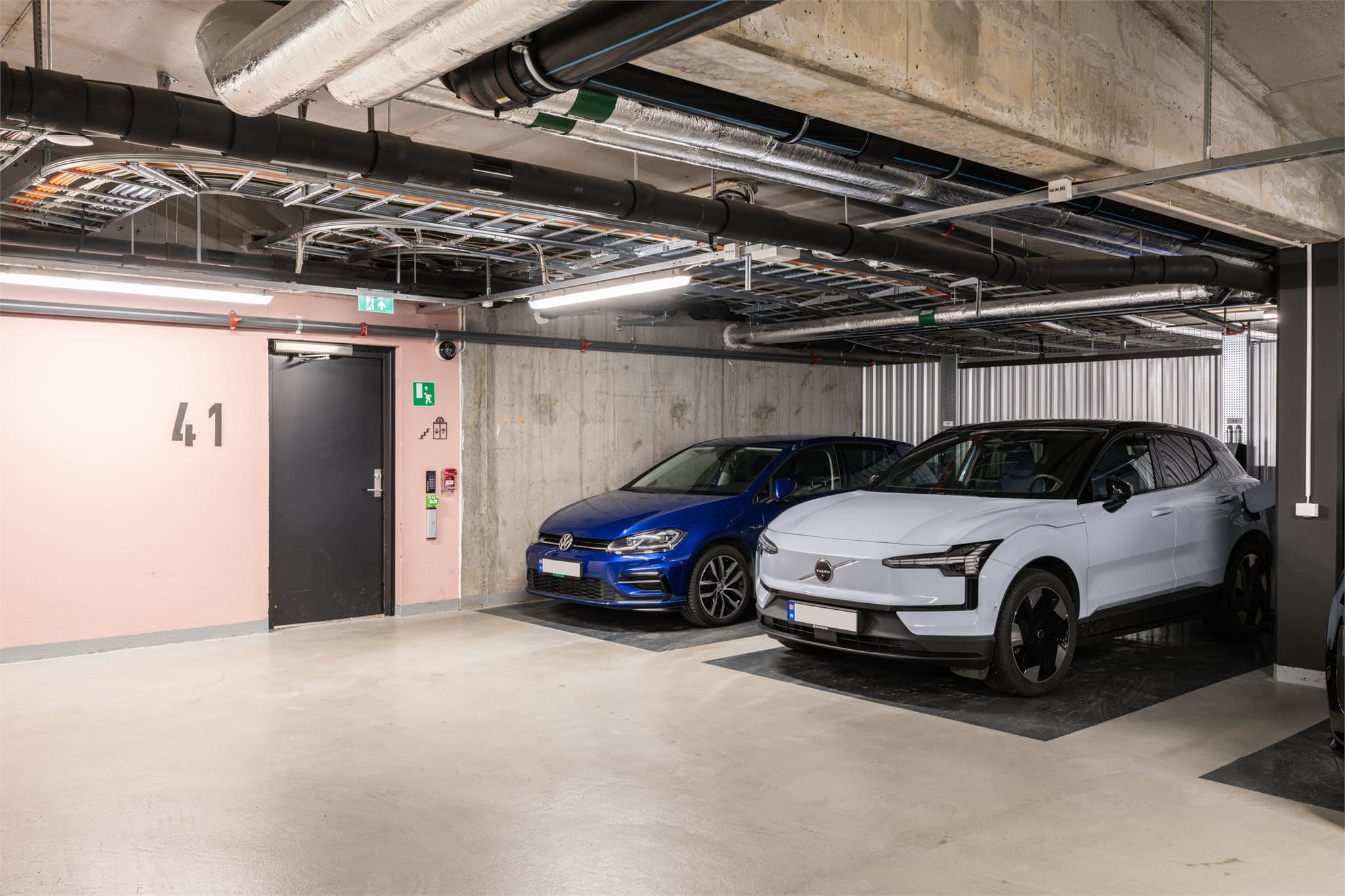 Det medfølger en garasjeplass (nr. 48) på ca. 15 m² i felles, underjordisk parkeringskjeller. Plassen er utstyrt med elbillader, hvor forbruk faktureres direkte fra Circle K til eier.