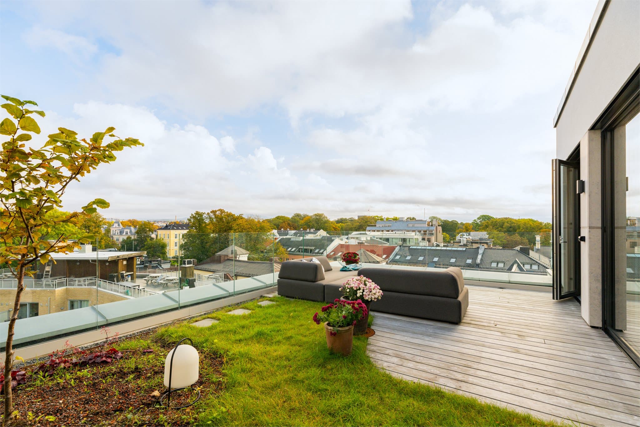 Her kan du skape din egen grønne oase med beplantning og møblering.