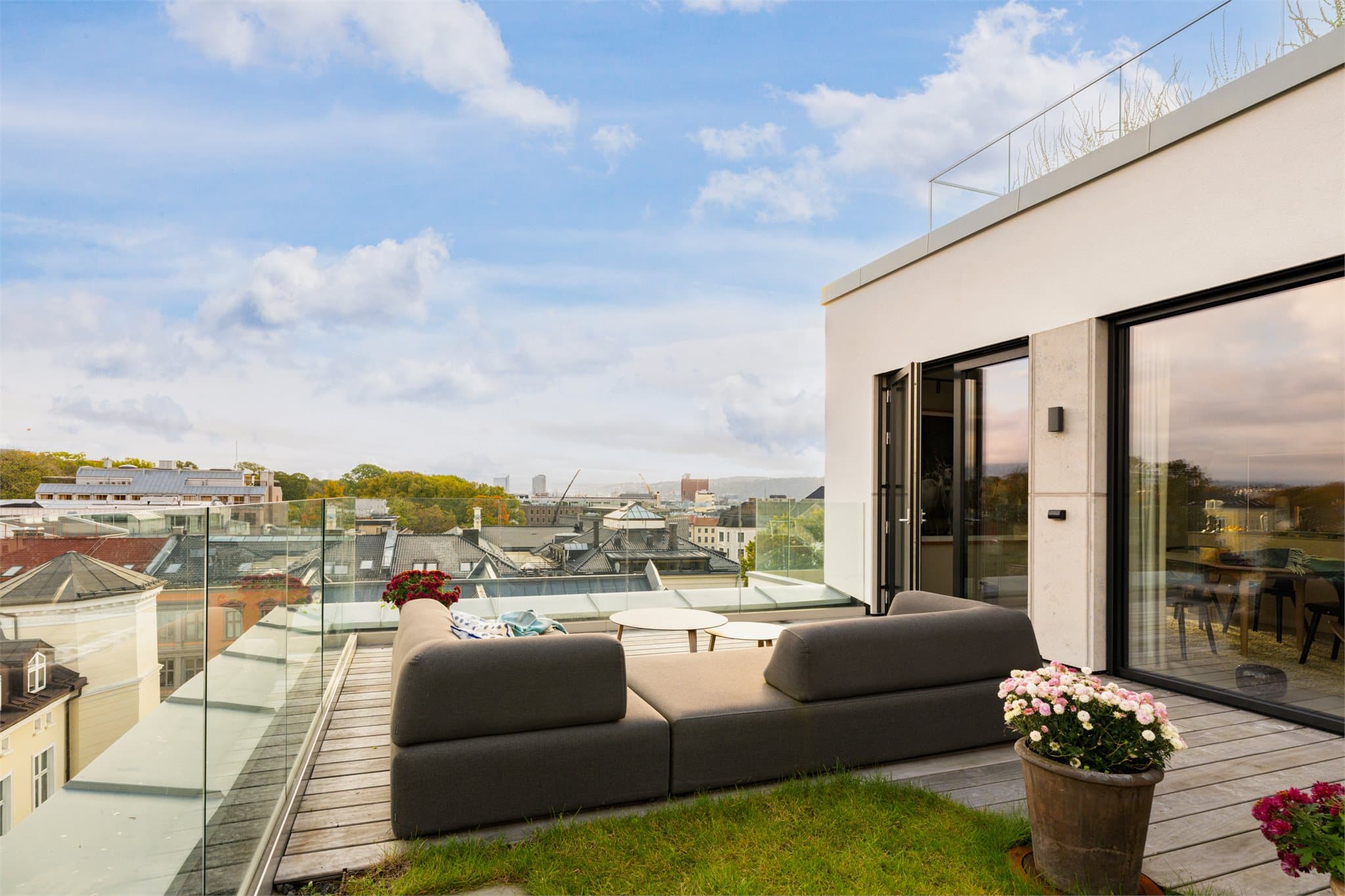 Her nytes en vidstrakt utsikt over byens taklandskap og grønne omgivelser, med sikt helt til Holmenkollen og Nordstrand.