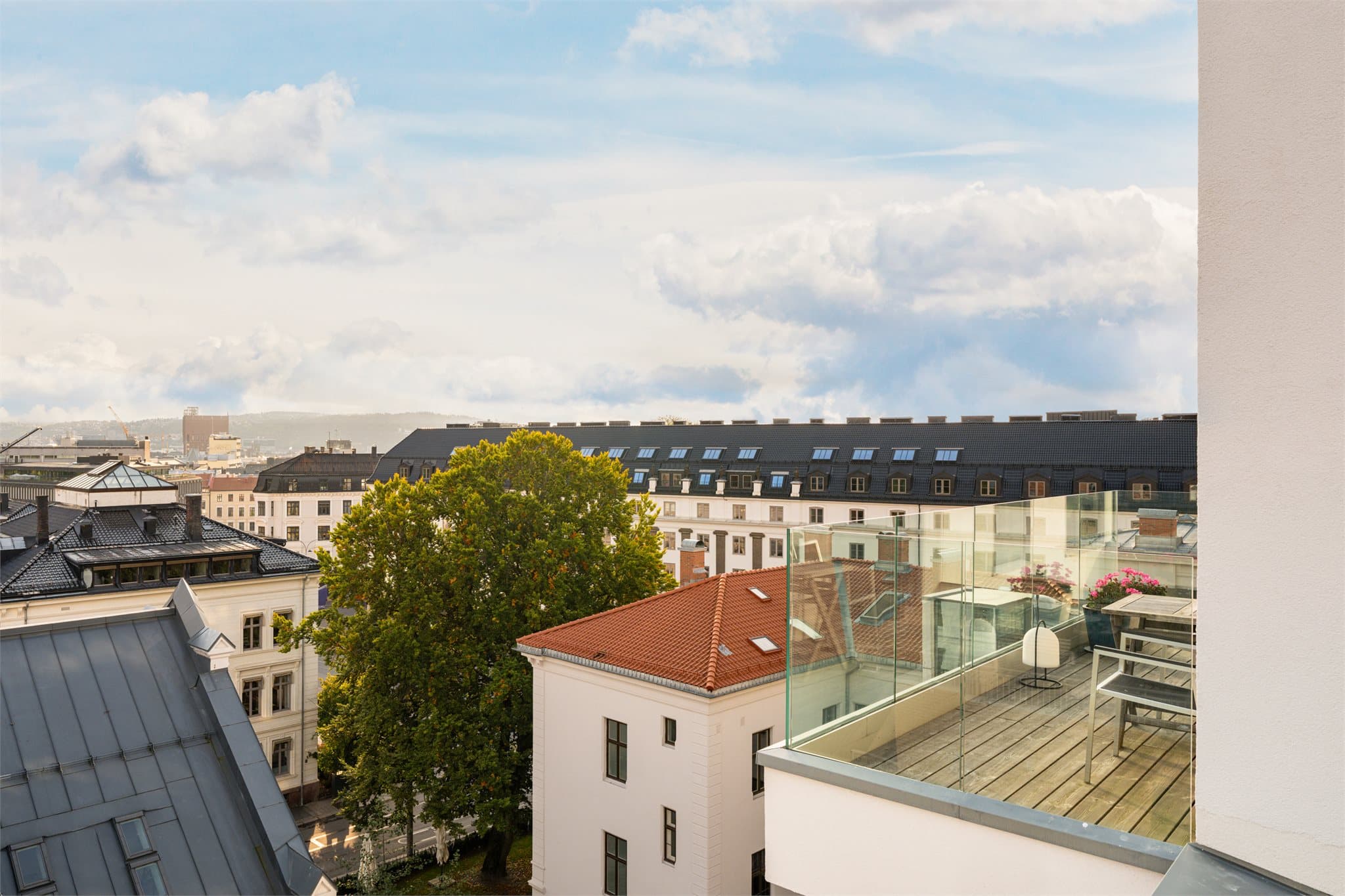 Leiligheten ligger tilbaketrukket og rolig til, men samtidig midt i et av byens mest etterspurte nabolag.