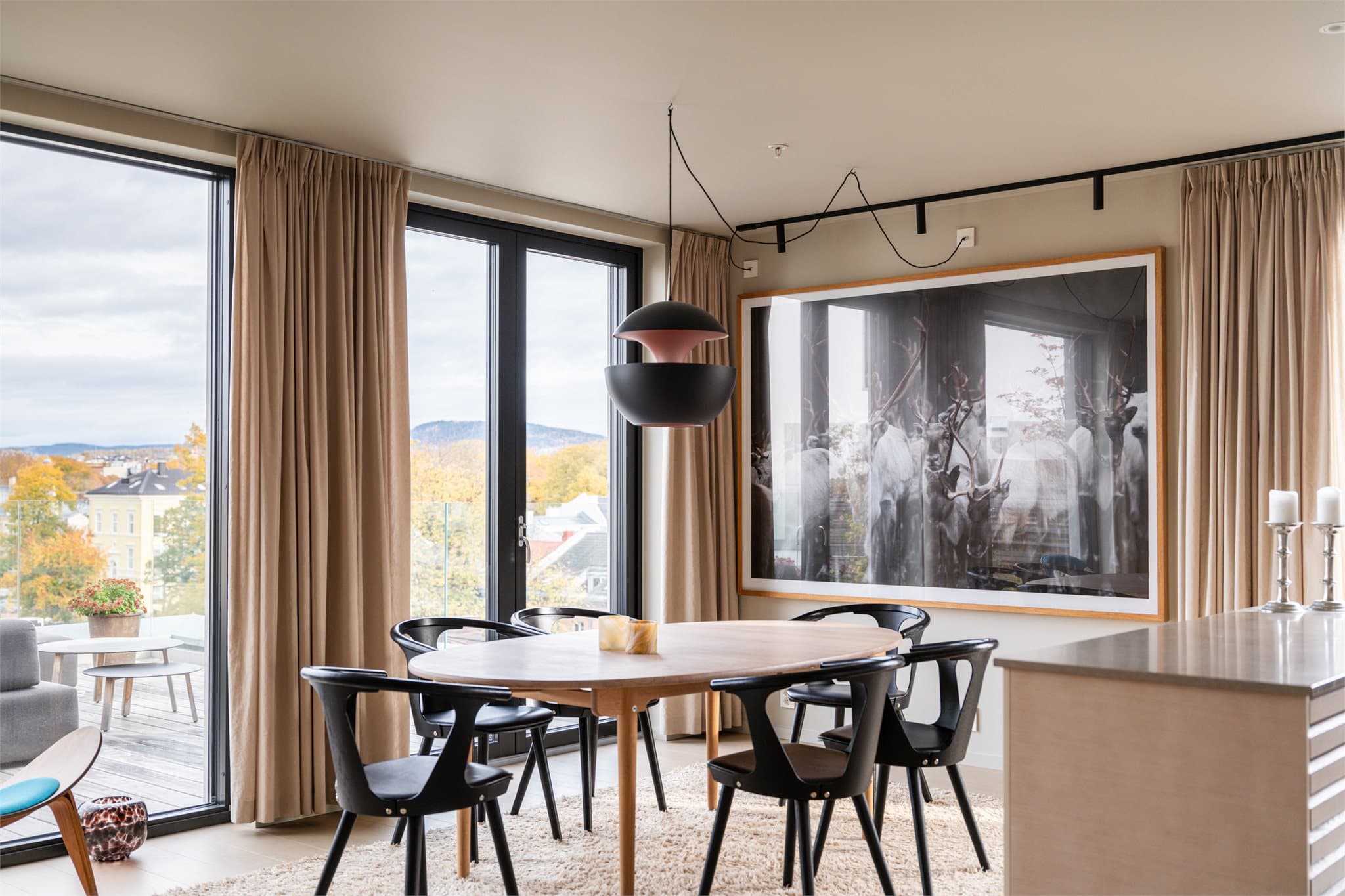 Stuen er leilighetens samlingspunkt, med plass til både spisebord og sofagruppe.