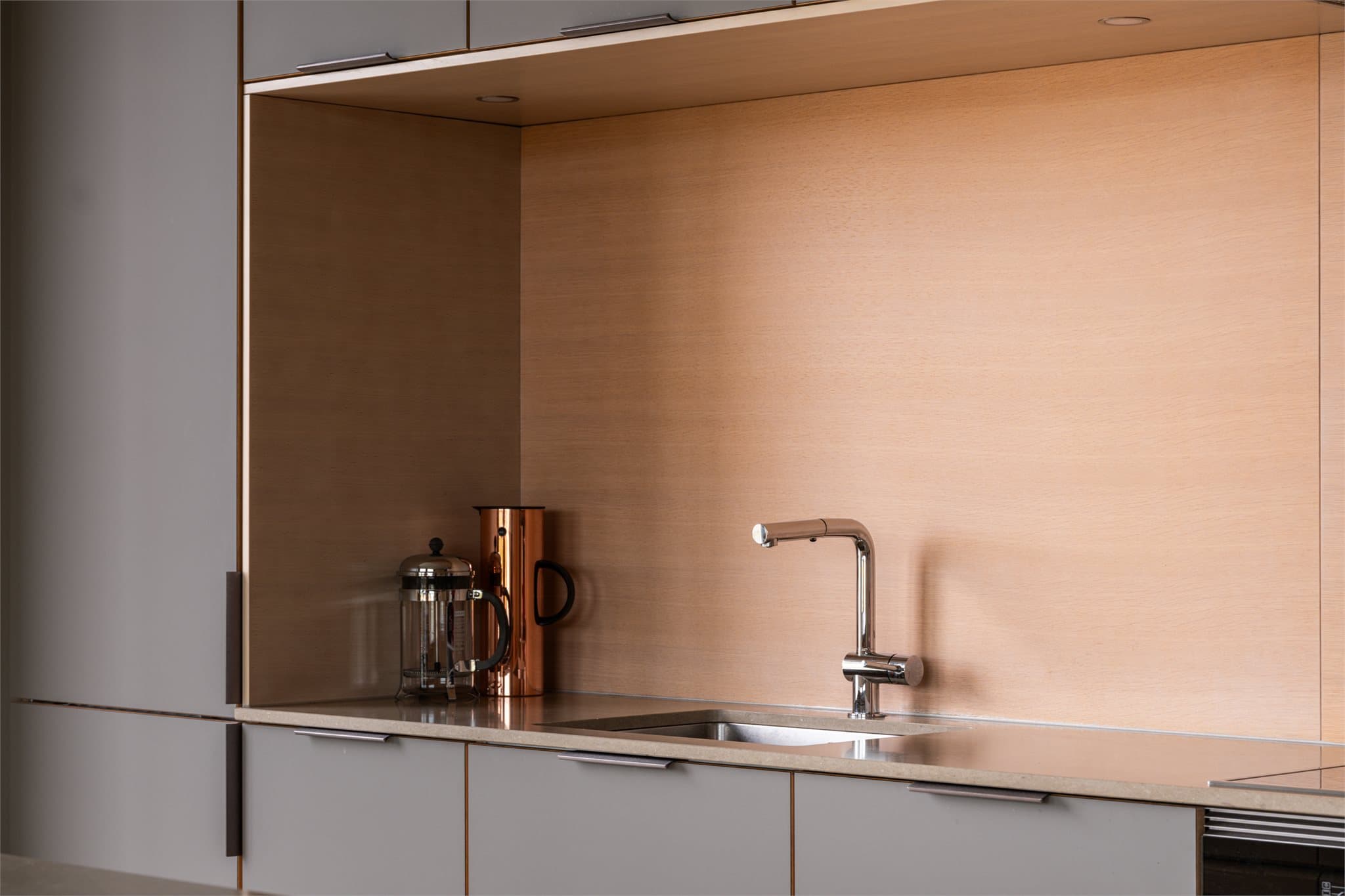 Kjøkkenet har integrerte hvitevarer av høy kvalitet samt integrert belysning som gir et funksjonelt og stilrent utrykk.