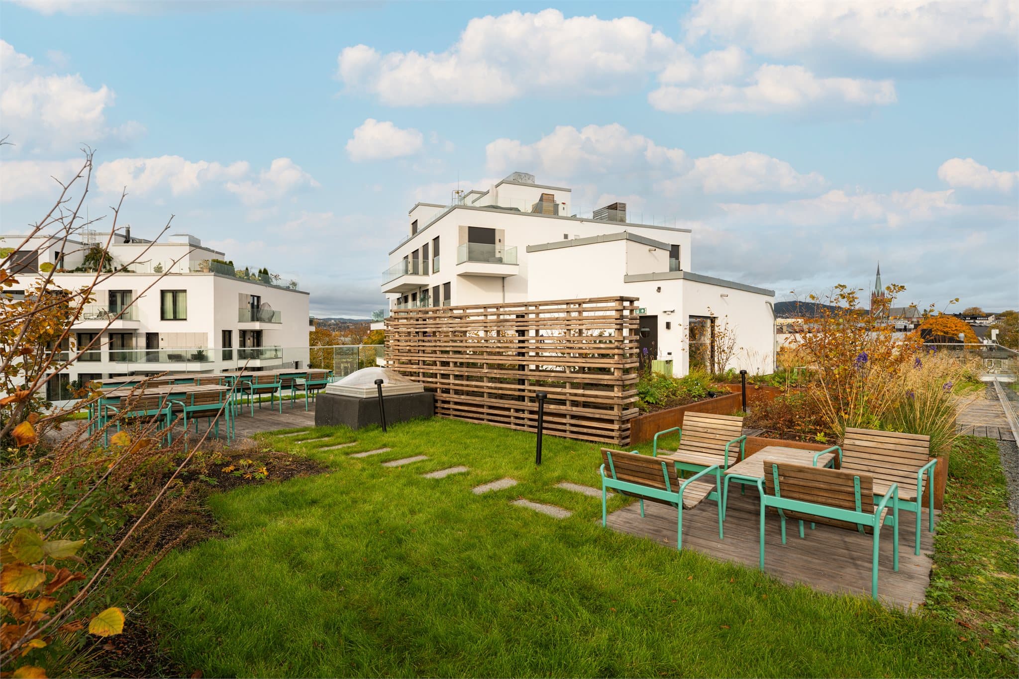 Beboere i Sommerrokvartalet får eksklusive fordeler i tillegg tilbys praktiske tjenester som rengjøring, klesvask og levering av skjorter, samt mulighet for privat kokk og servering.