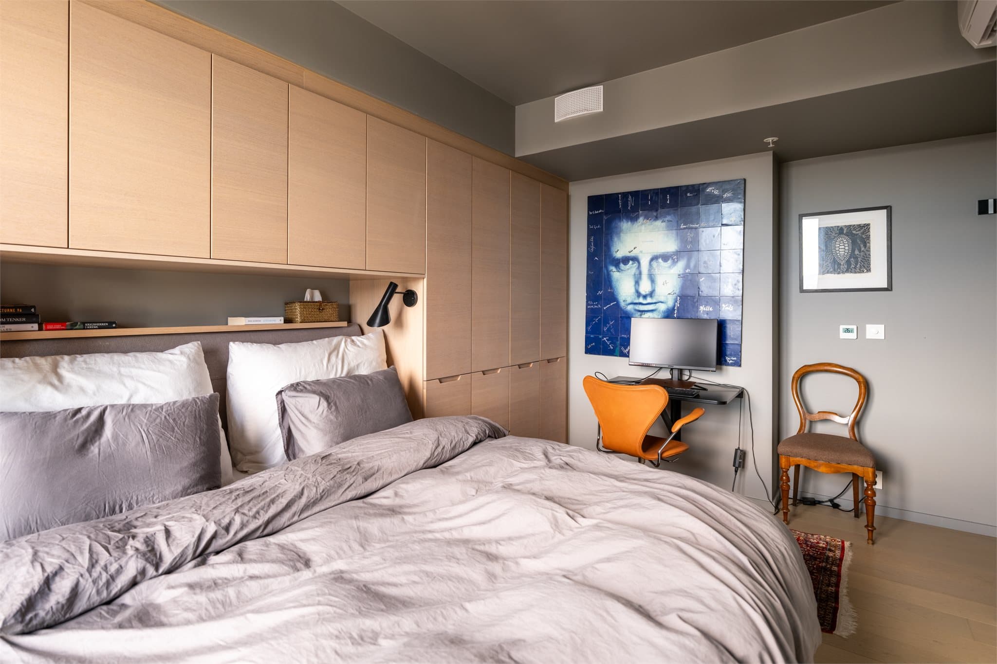 Den integrerte hylleløsningen over sengen kombinerer stil og funksjonalitet på en elegant måte. Her får du praktisk oppbevaring til bl.a. bøker og dekor.