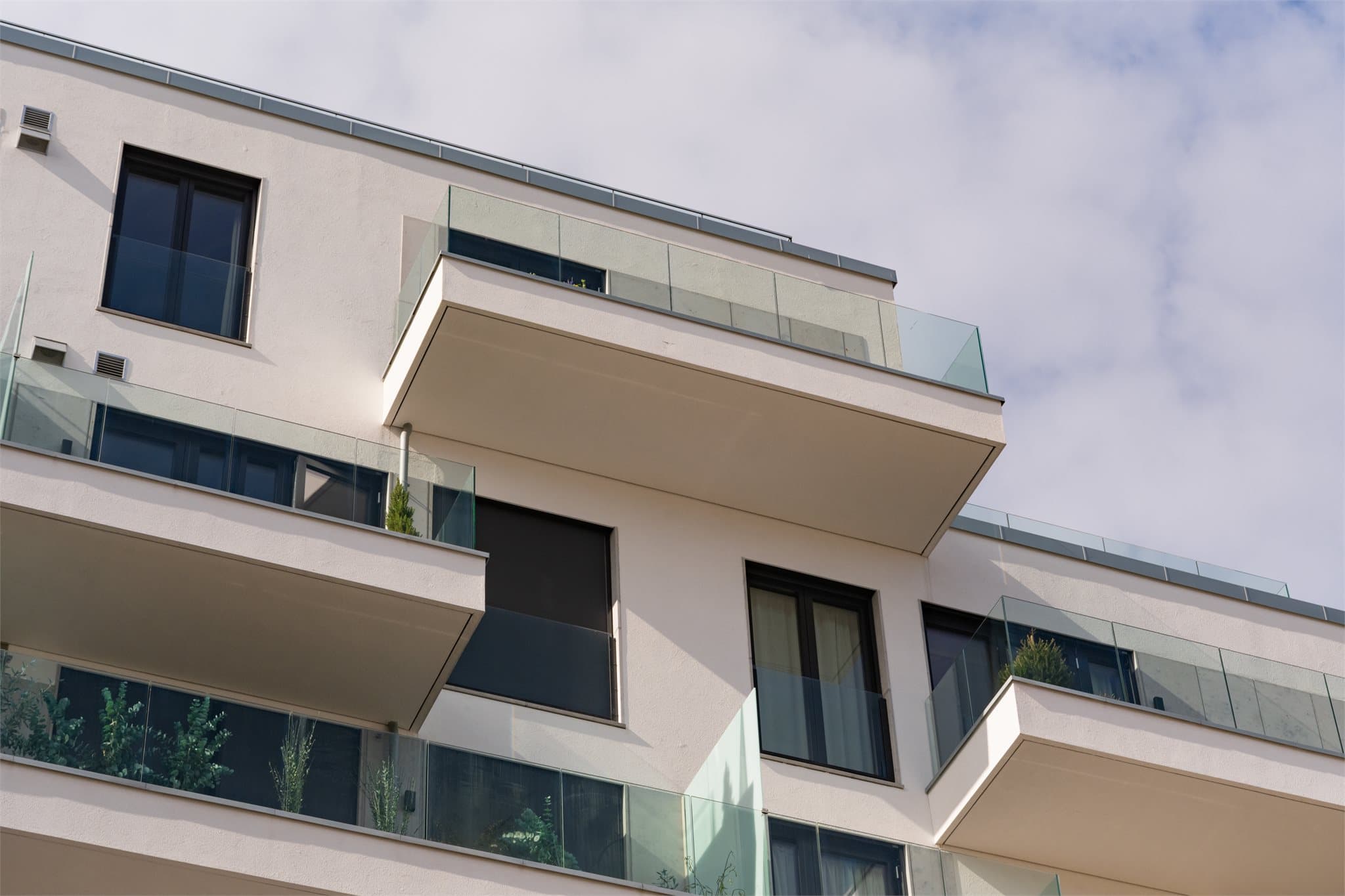 Leiligheten ligger i byggets toppetasje, på hjørnet av bygget.