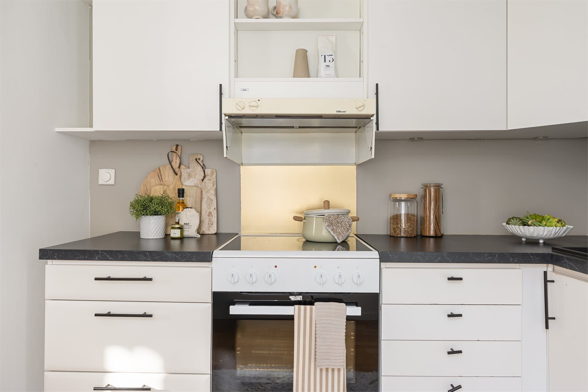 Kjøkkenet er utstyrt med mekanisk avtrekksvifte over komfyren.