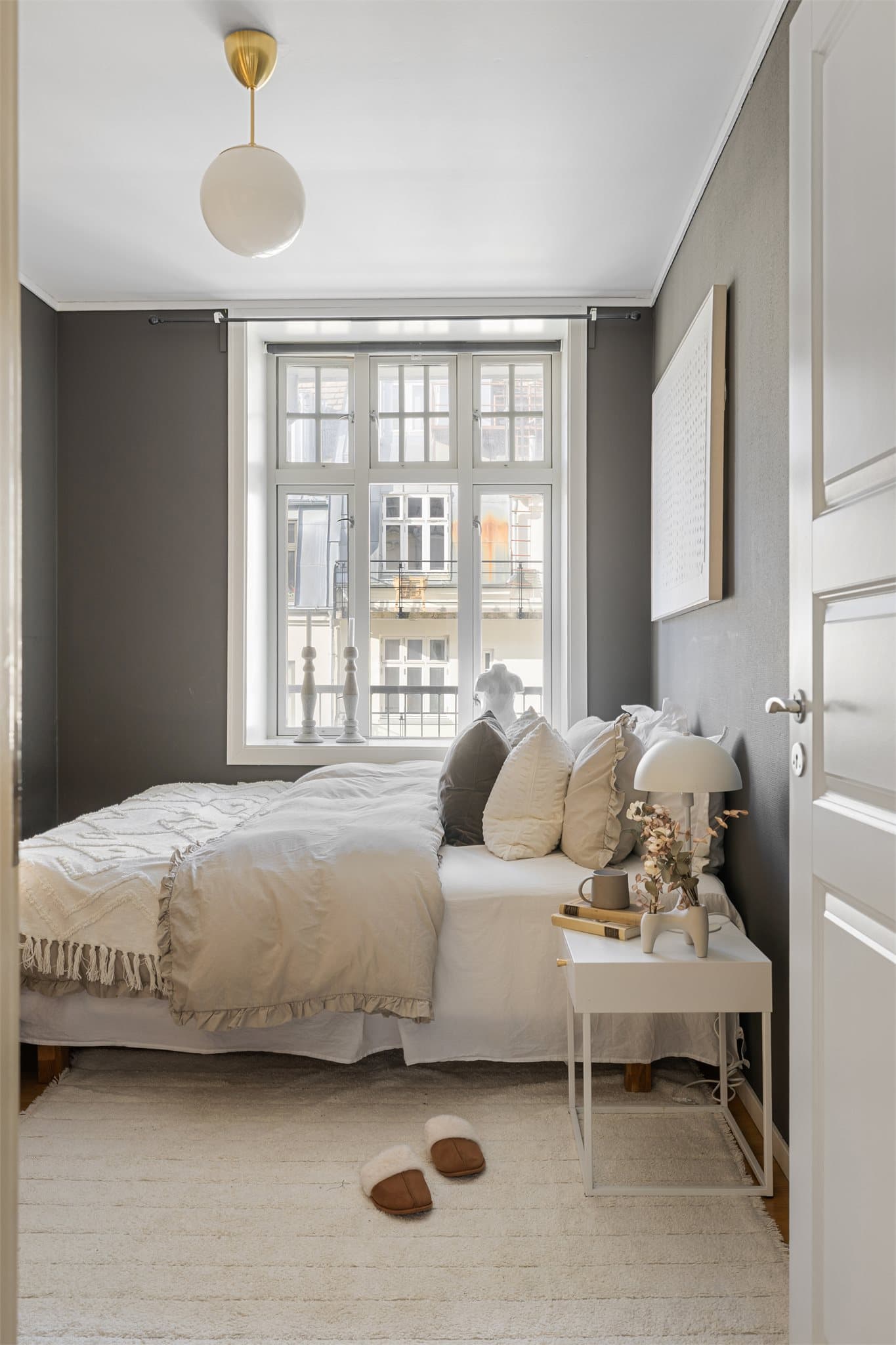 Soverommet har en lun atmosfære og godt med naturlig lys fra det store vinduet.