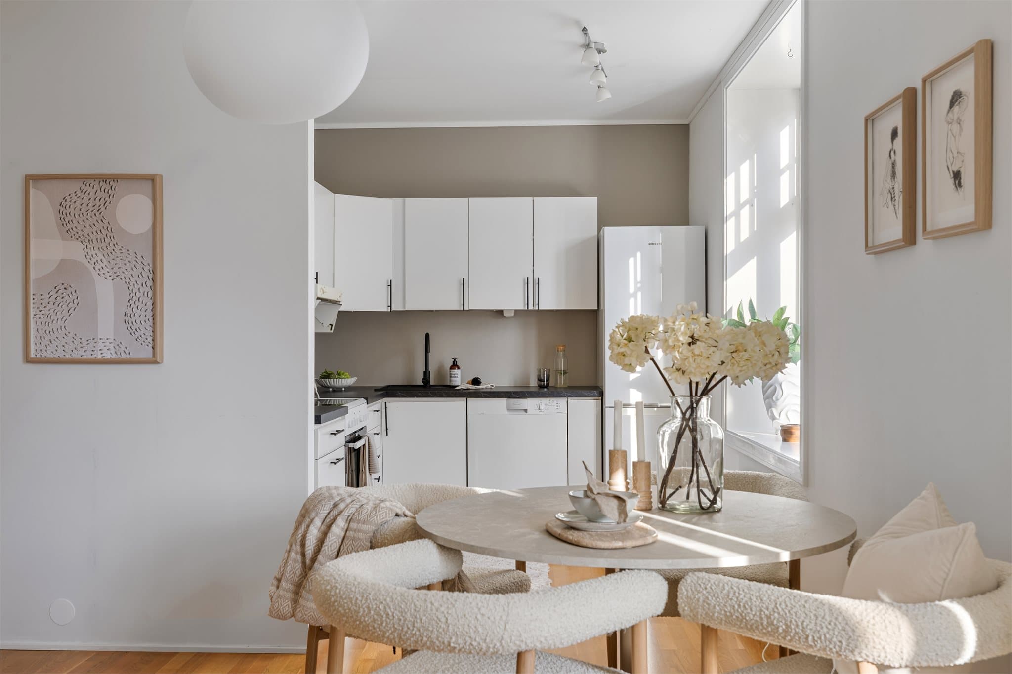 Stue og kjøkken ligger i delvis åpen løsning og måler 30 m². Her kan man enkelt møblere i flere soner.