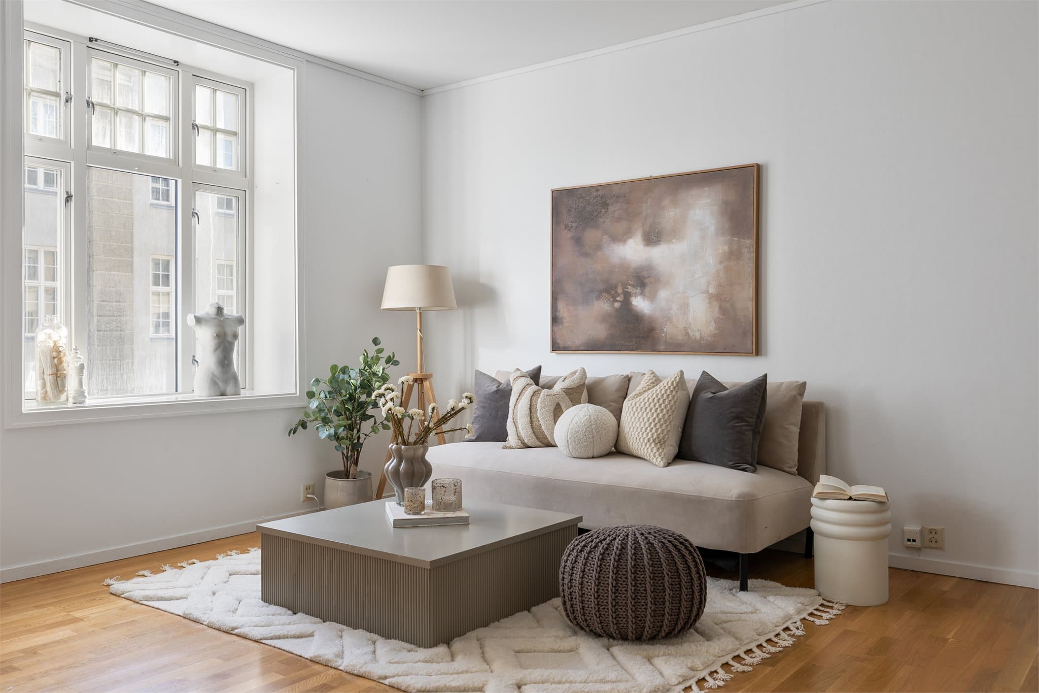 Store og klassiske vindusflater sørger for rikelig med naturlig lysinnslipp til leiligheten.