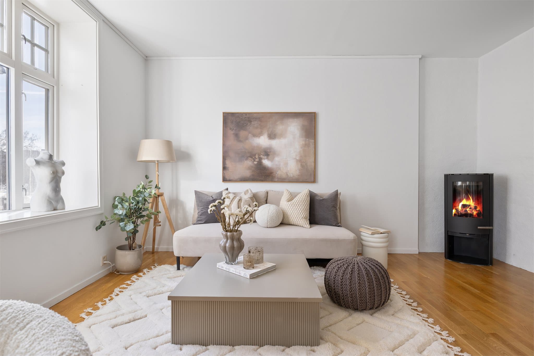 Leiligheten varmes opp med elektrisk oppvarming, i tillegg til peisovn i stuen.