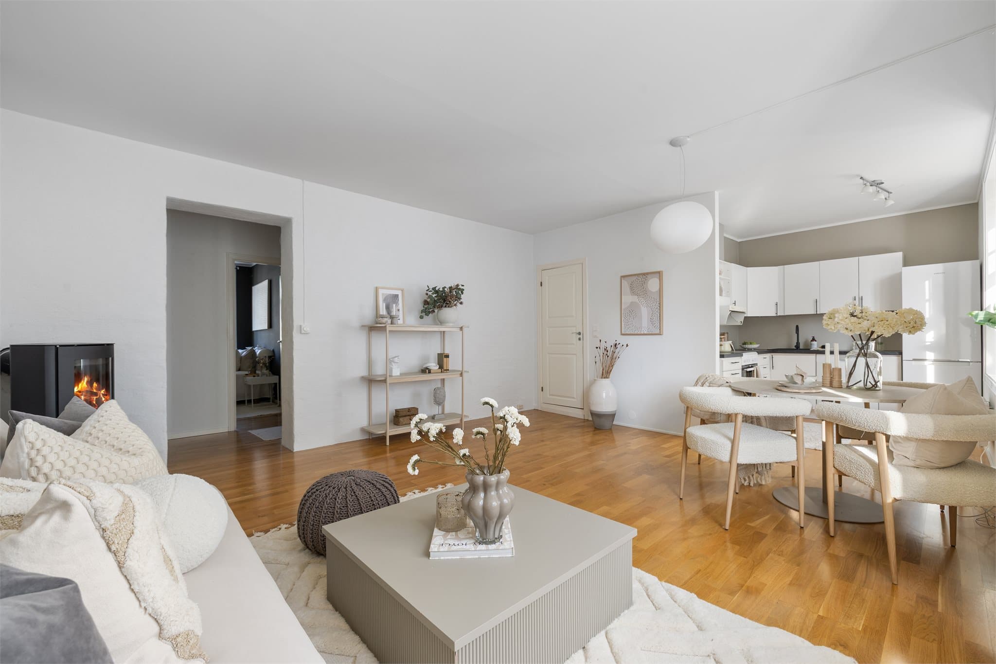 Den åpne løsningen gir en god romfølelse og fleksible møbleringsmuligheter.