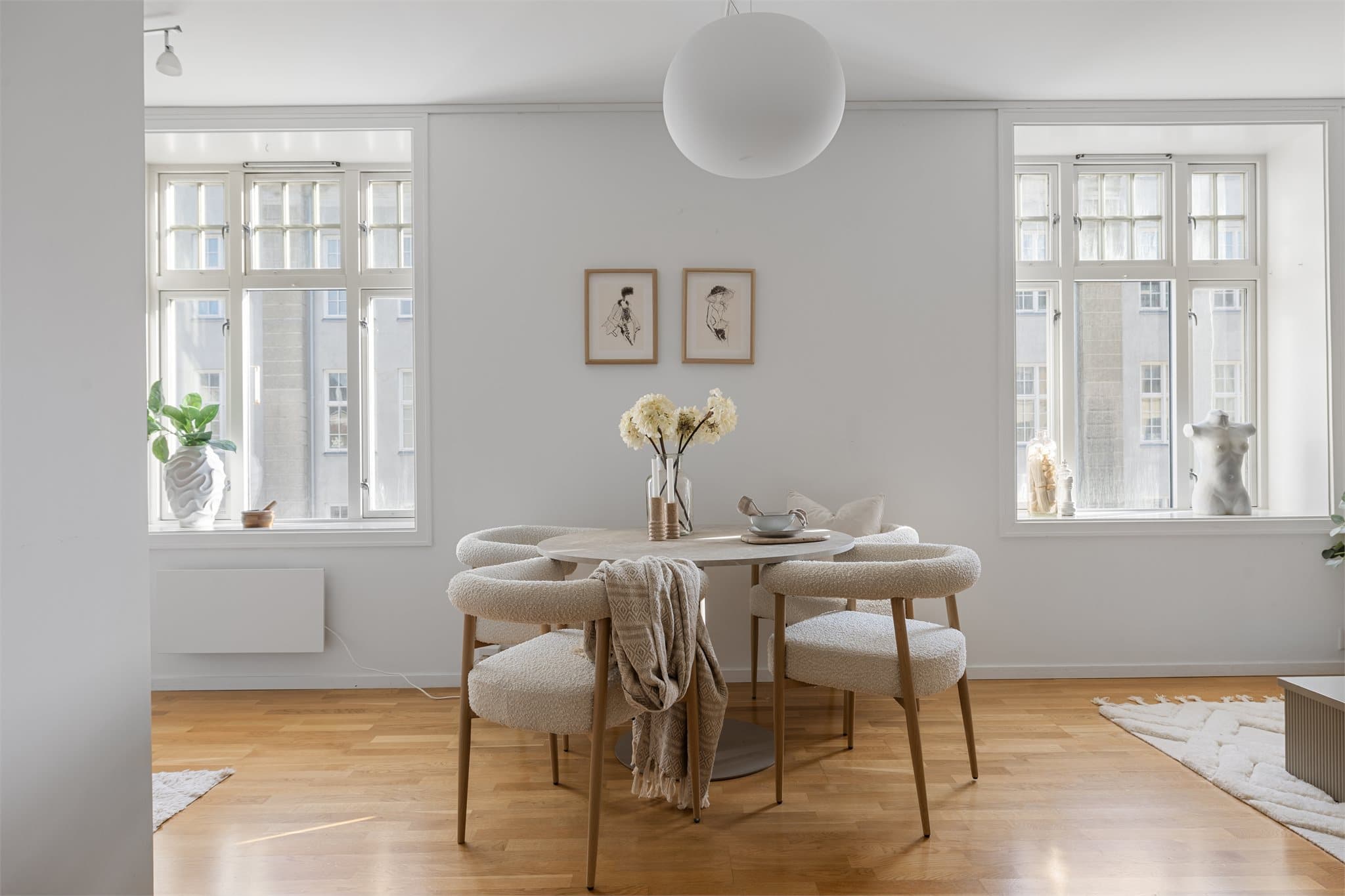 Spiseplassen er naturlig plassert i overgangen mellom stue og kjøkken.