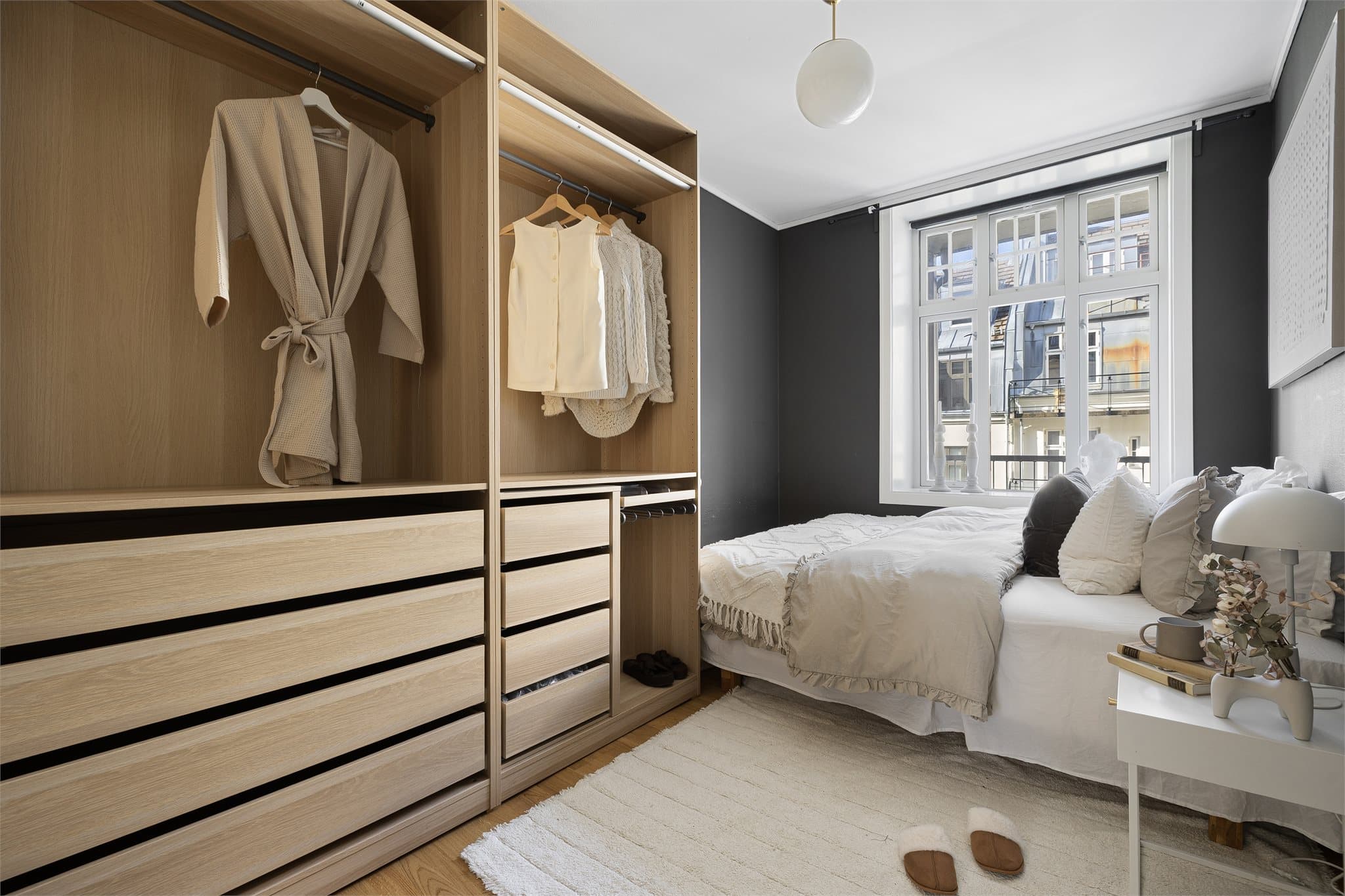 Delikat soverom på 9 m² med store vindusflater og moderne fargevalg. Rommet har god plass til både dobbeltseng og garderobeløsning.