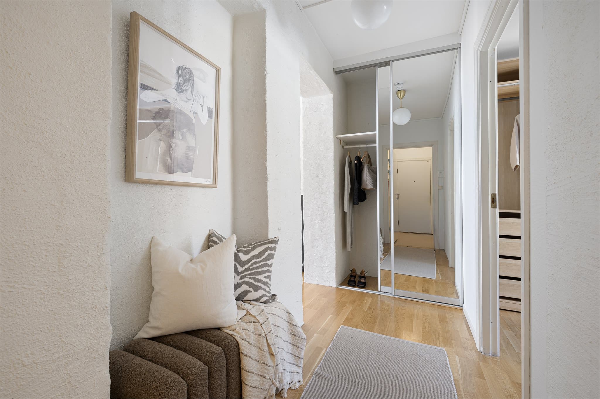 Innbydende entré med integrert skyvedørsgarderobe som sørger for gode lagringsmuligheter. I tillegg disponerer leiligheten en privat bod i kjeller.
