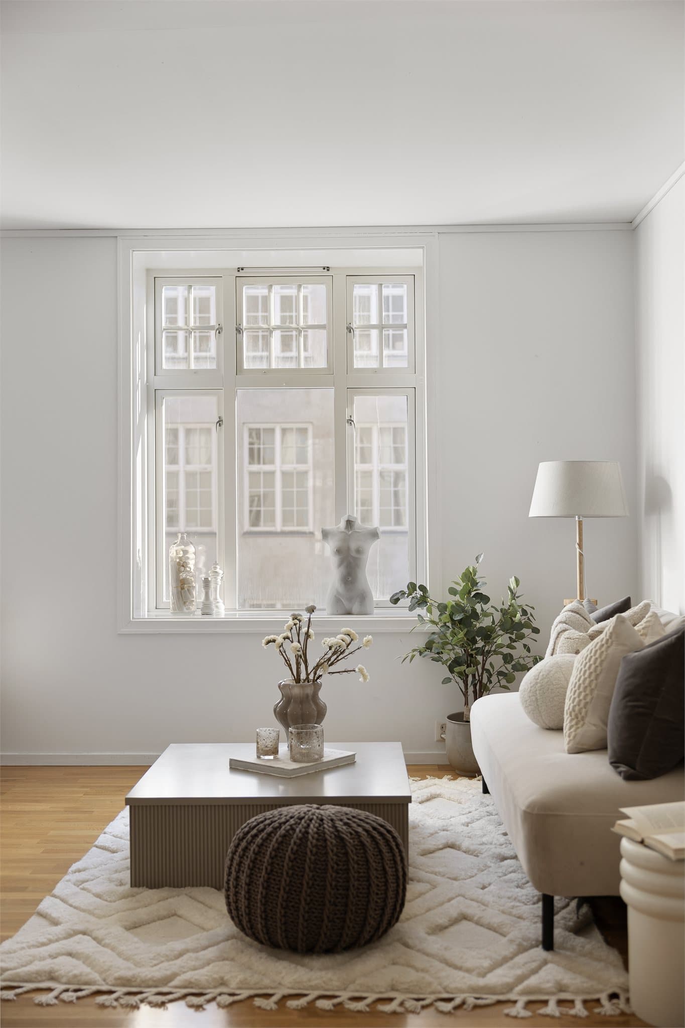 Felleskostnadene inkluderer blant annet varmtvann, kabel-TV, internett og felles bygningsforsikring.