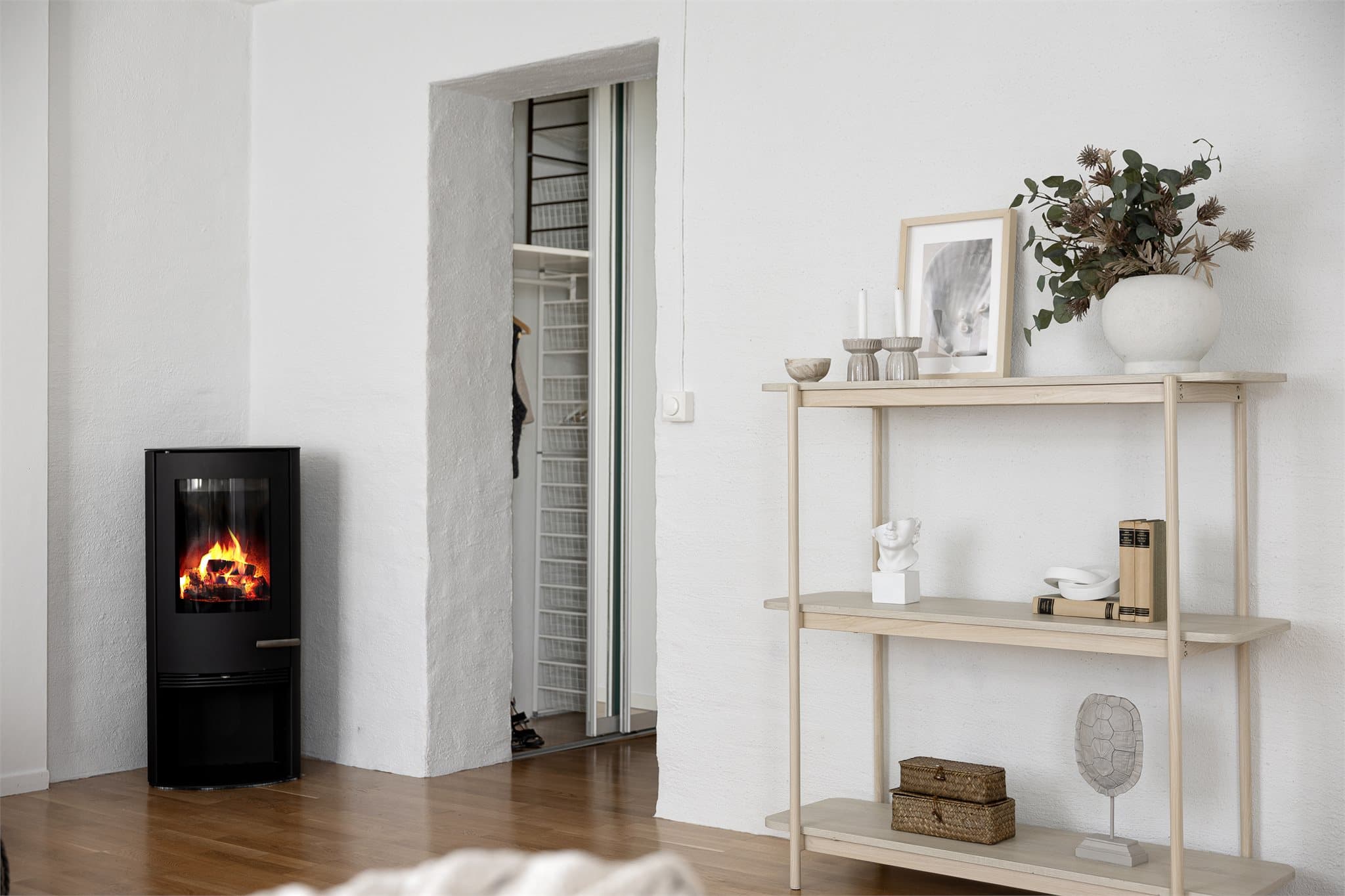 Peisovnen i stuen gir behagelig varme og en lun atmosfære.