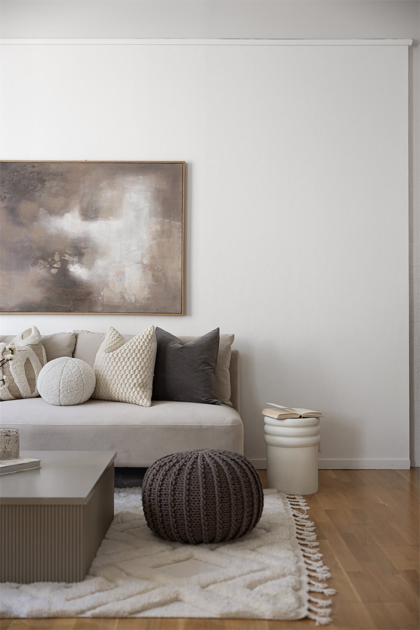 Leiligheten har en flott beliggenhet i 3. etasje og byr på klassiske detaljer som god takhøyde, store vindusflater og dype karmer.