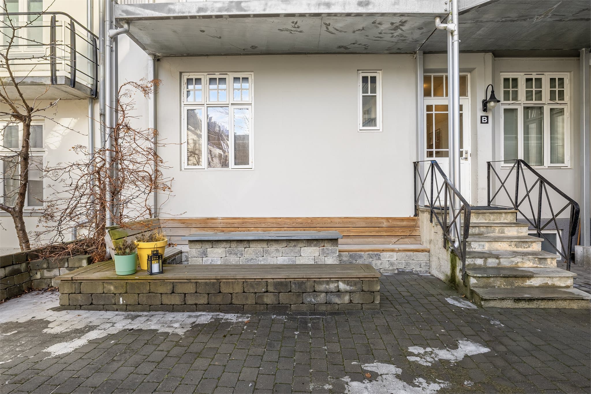 Bygården har en pent opparbeidet bakgård med felles sitteplasser. I tillegg har sameiet en felles takterrasse med flott utsikt og gode solforhold.