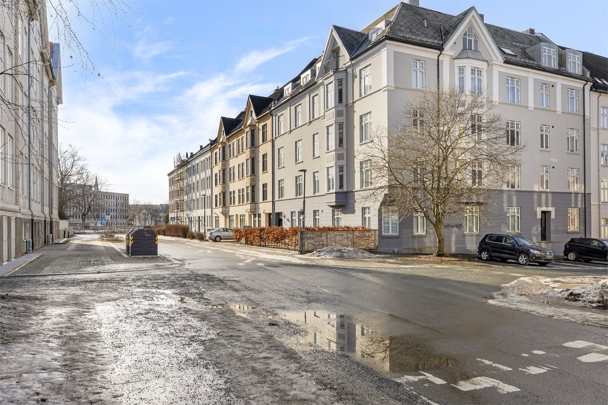 Her bor du sentralt, med kort vei til dagligvarebutikker, treningssentre og kollektivtransport, inkludert bussholdeplass og tog ved Lilleby stasjon.