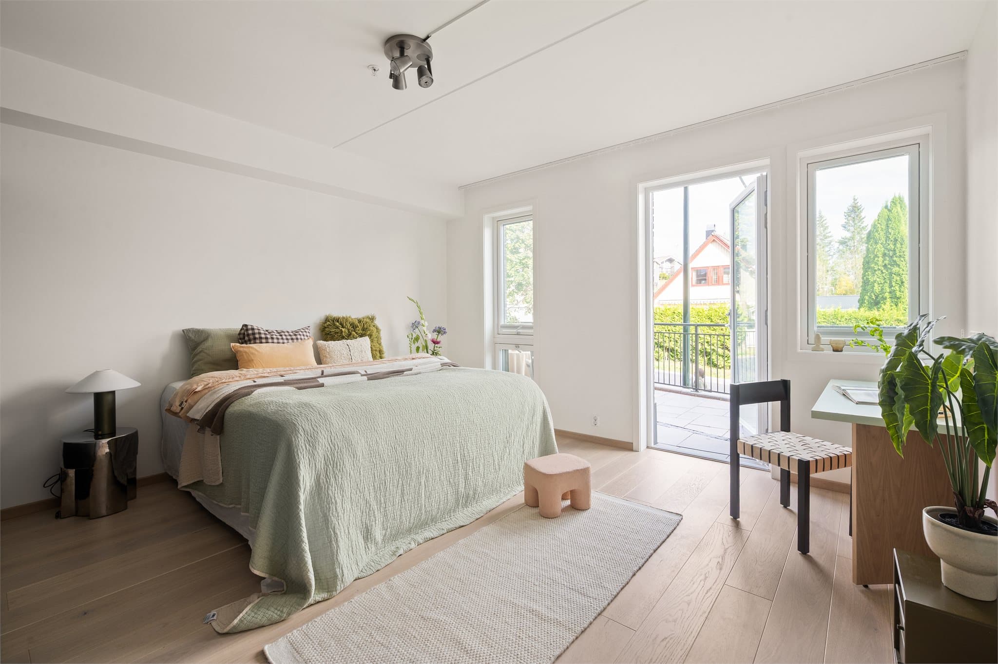 Soverommet er av god størrelse, med store vinduer fra gulv til tak som slipper inn rikelig med naturlig lys.