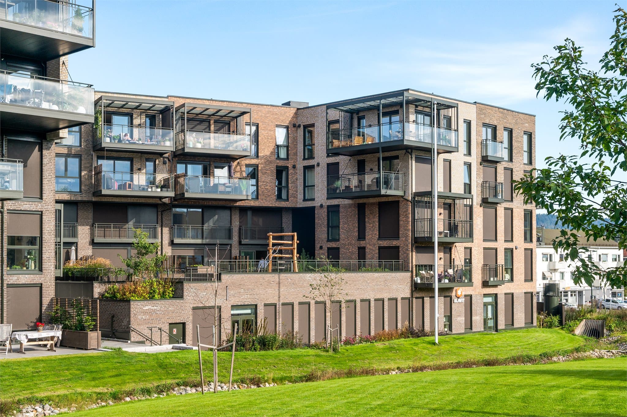 Supersentral beliggenhet med nærhet til buss, tog, "alt" av servicefasiliteter, skole, idrettsanlegg og fotballbane.