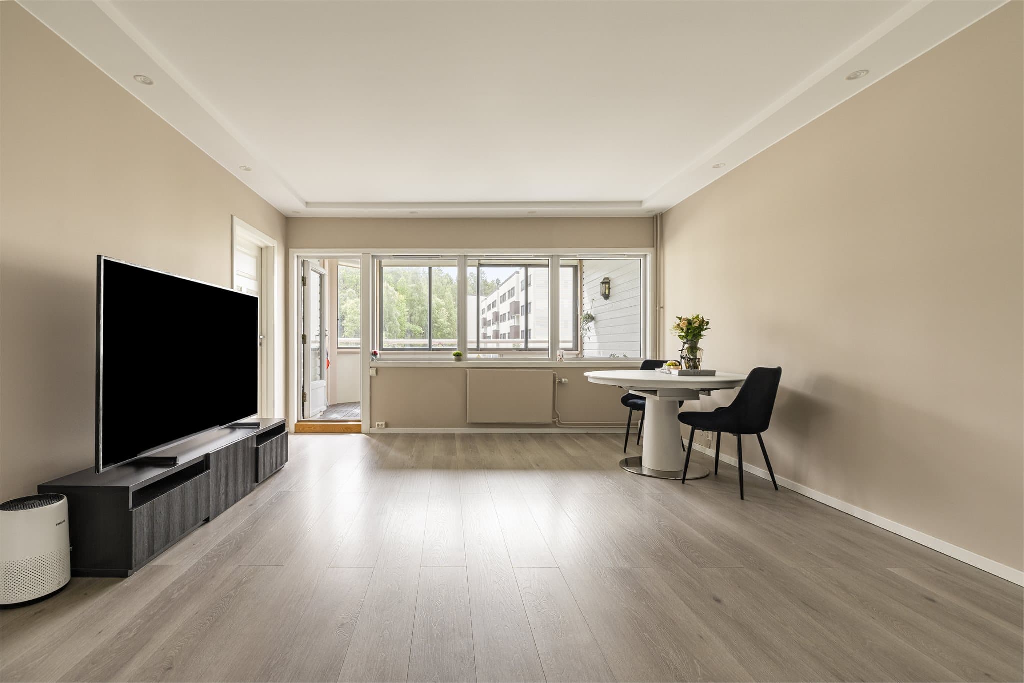 Stuen har en åpen og luftig atmosfære med plass til både sofagruppe og spisebord.