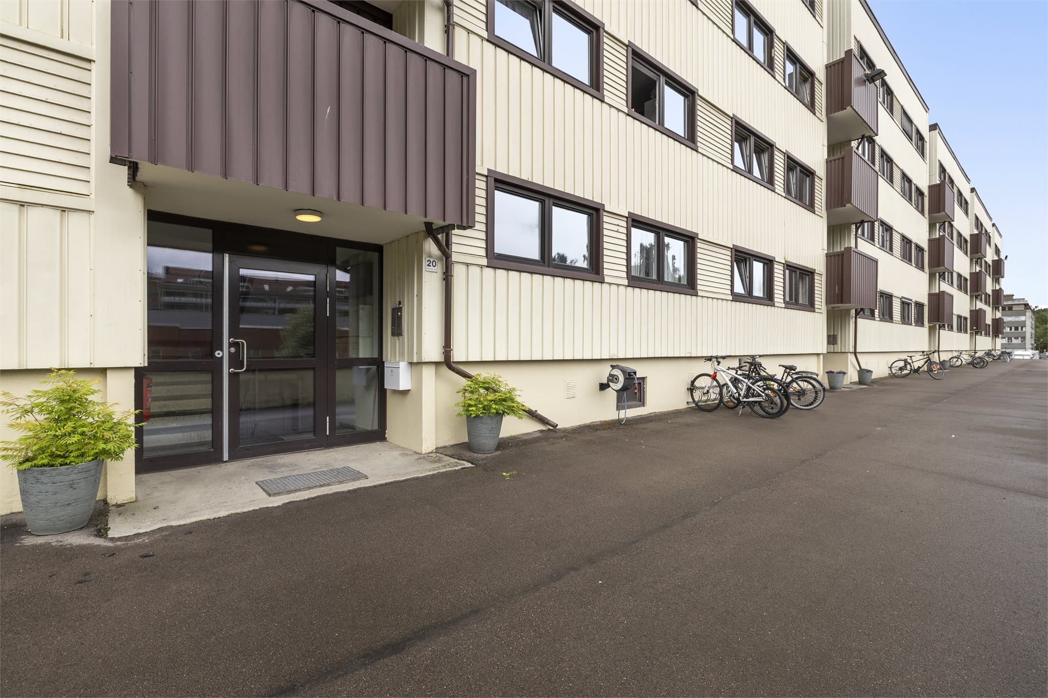 Borettslaget består av moderne boligblokker med velholdte fellesarealer og hyggelige uteområder.