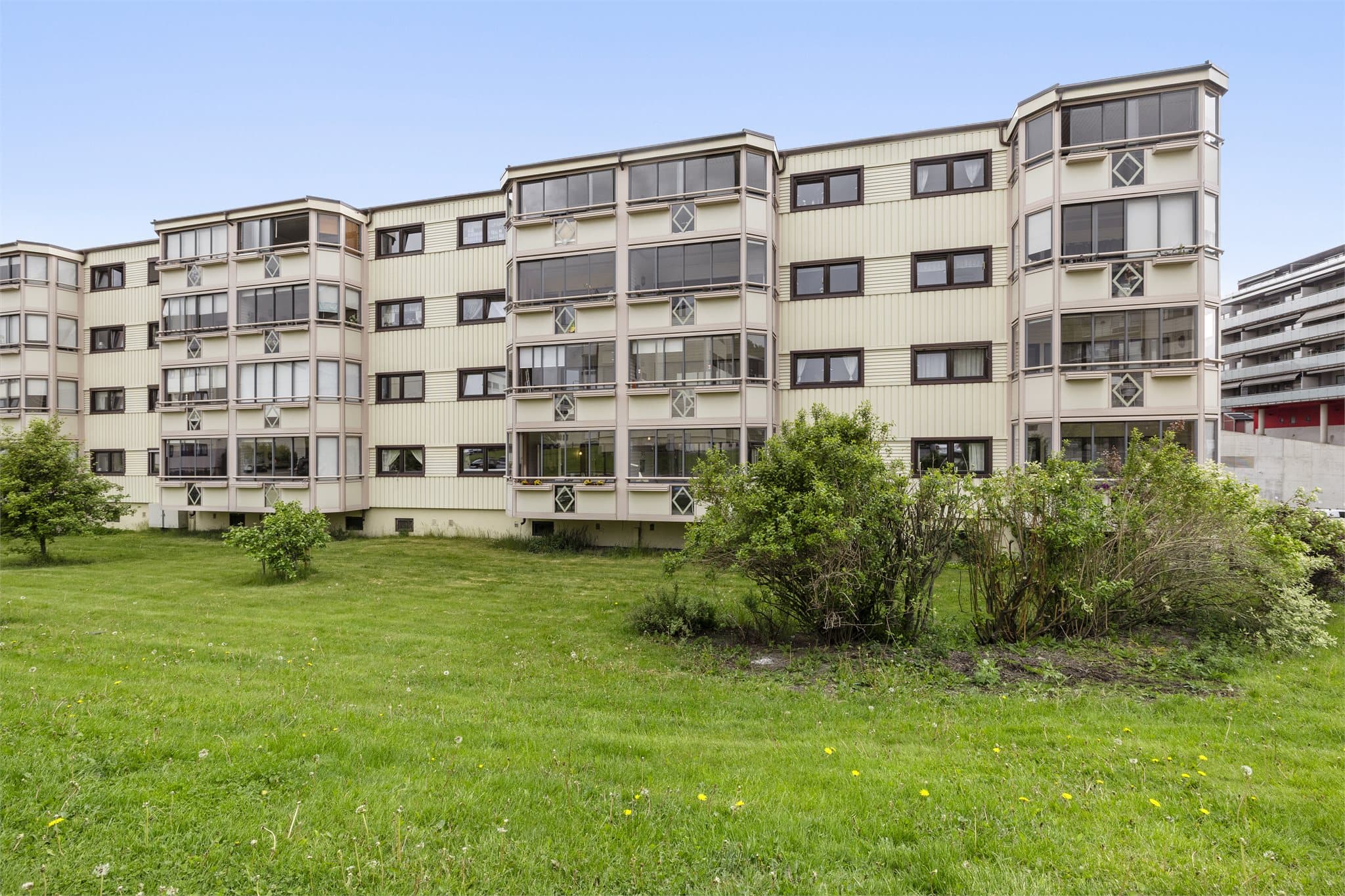 Grønne fellesområder gir gode muligheter for lek, rekreasjon og sosialt samvær for beboerne.